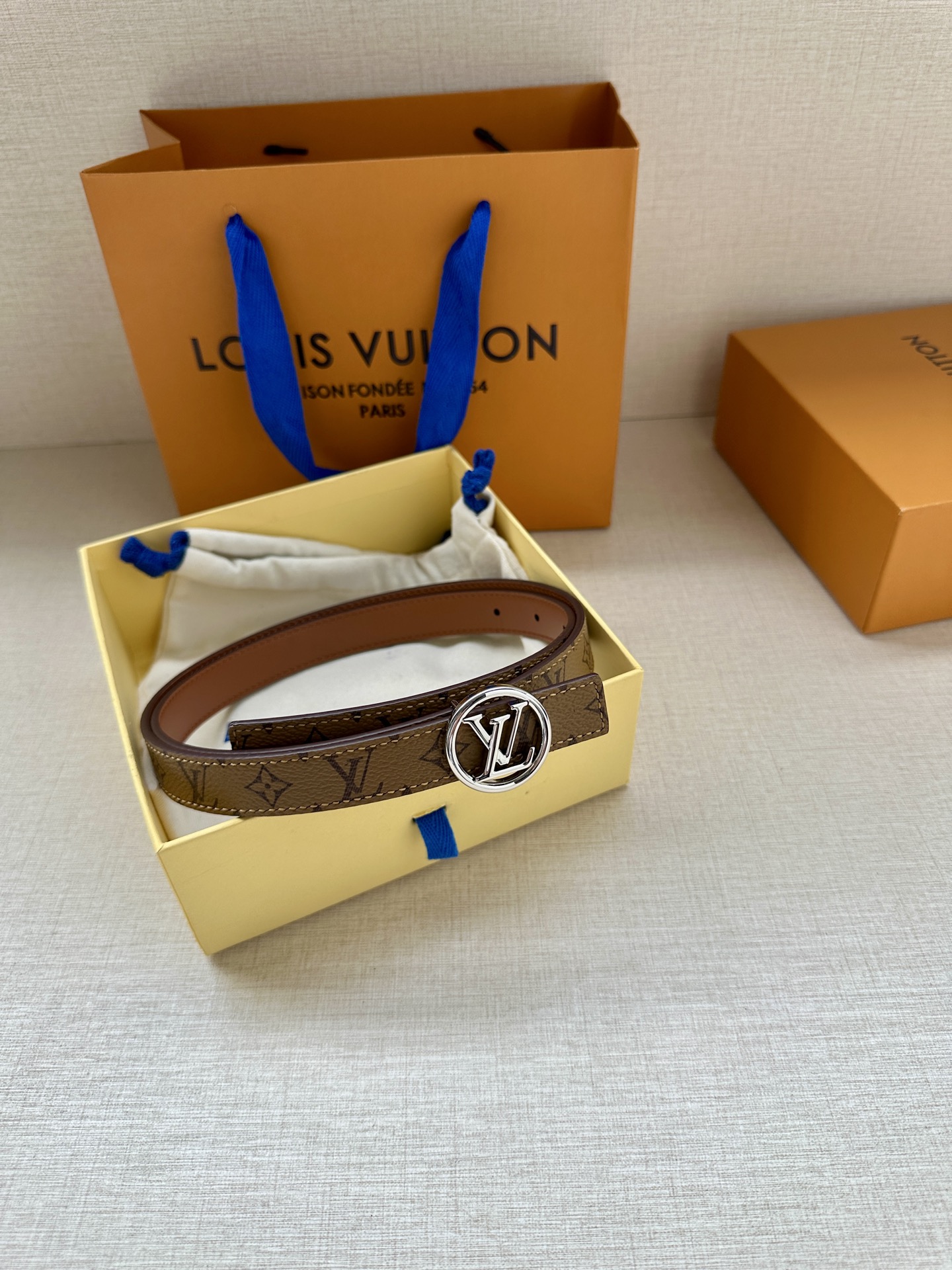 2.0宽 本款 LV Iconic 双面腰带新款 搭配标志性 Iconic 搭扣，无论展现 Monogr