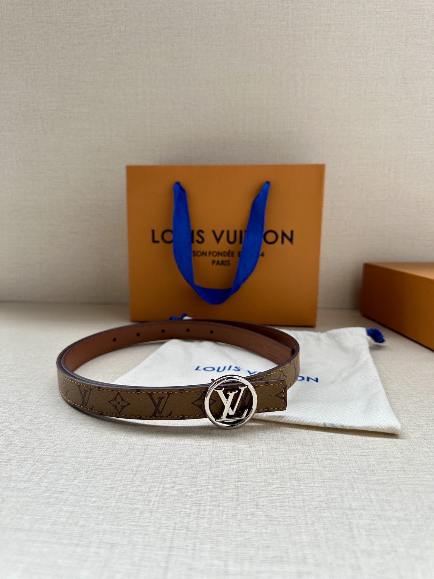 2.0宽 本款 LV Iconic 双面腰带新款 搭配标志性 Iconic 搭扣，无论展现 Monogr