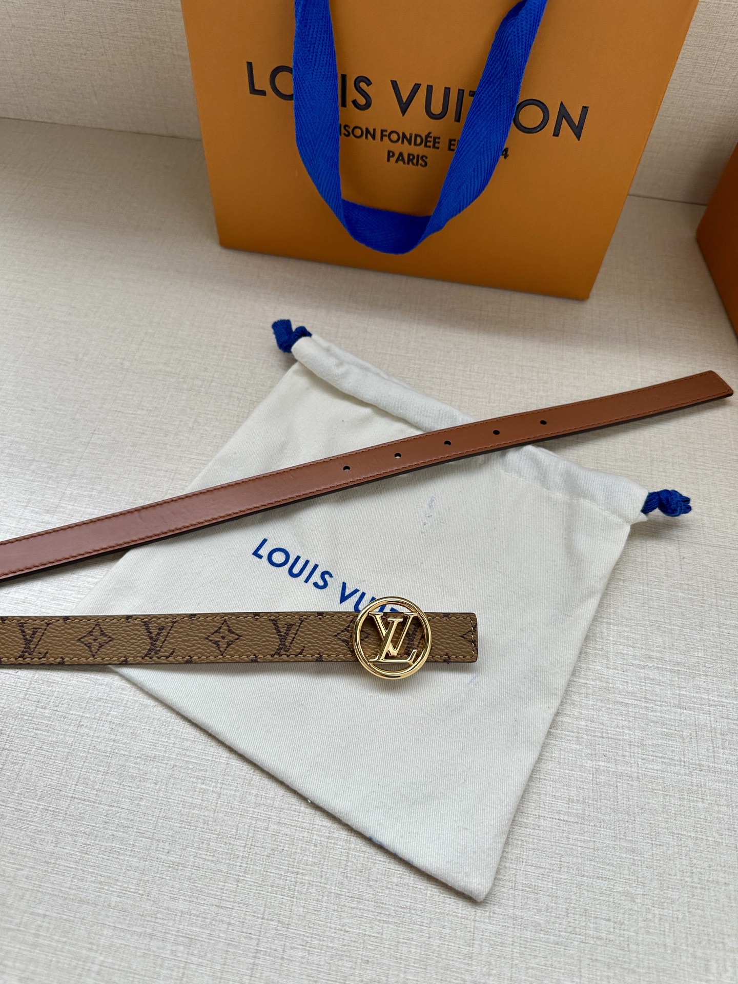 2.0宽 本款 LV Iconic 双面腰带新款 搭配标志性 Iconic 搭扣，无论展现 Monogr