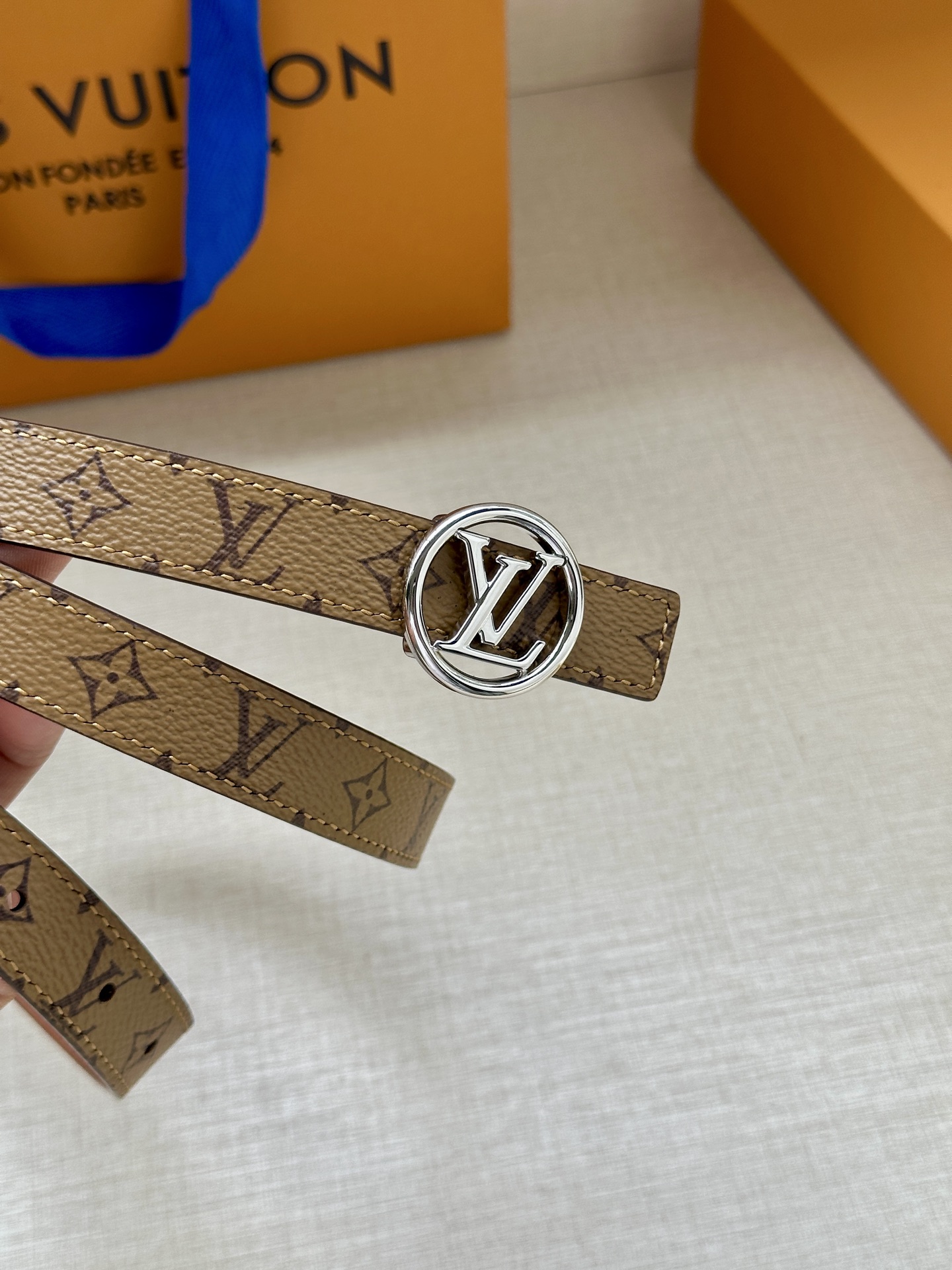 2.0宽 本款 LV Iconic 双面腰带新款 搭配标志性 Iconic 搭扣，无论展现 Monogr