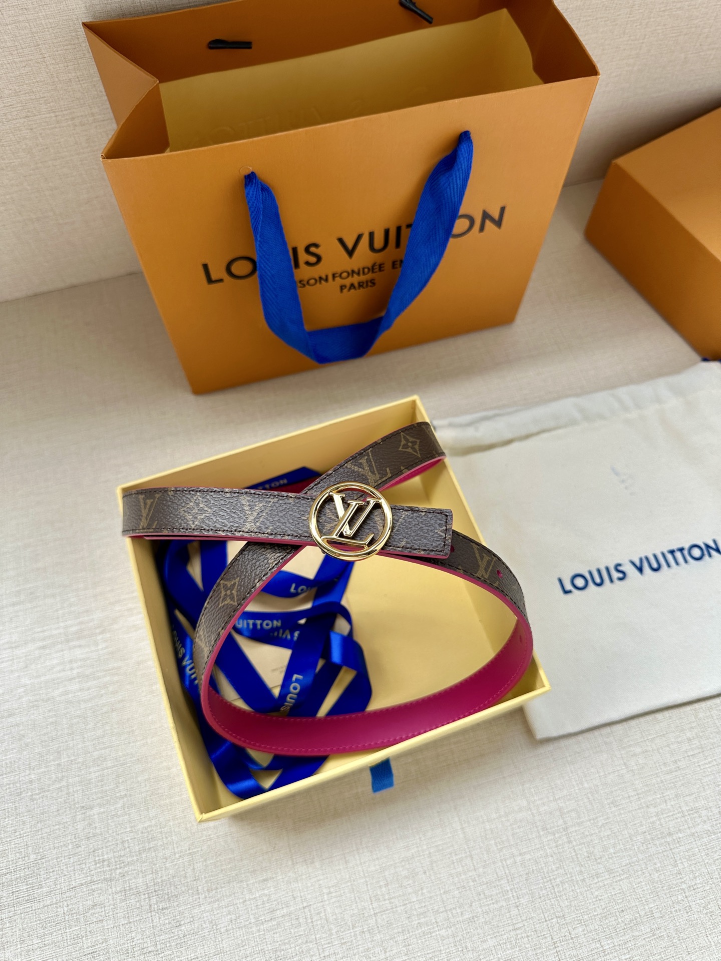 2.0宽 本款 LV Iconic 双面腰带新款 搭配标志性 Iconic 搭扣，无论展现 Monogr