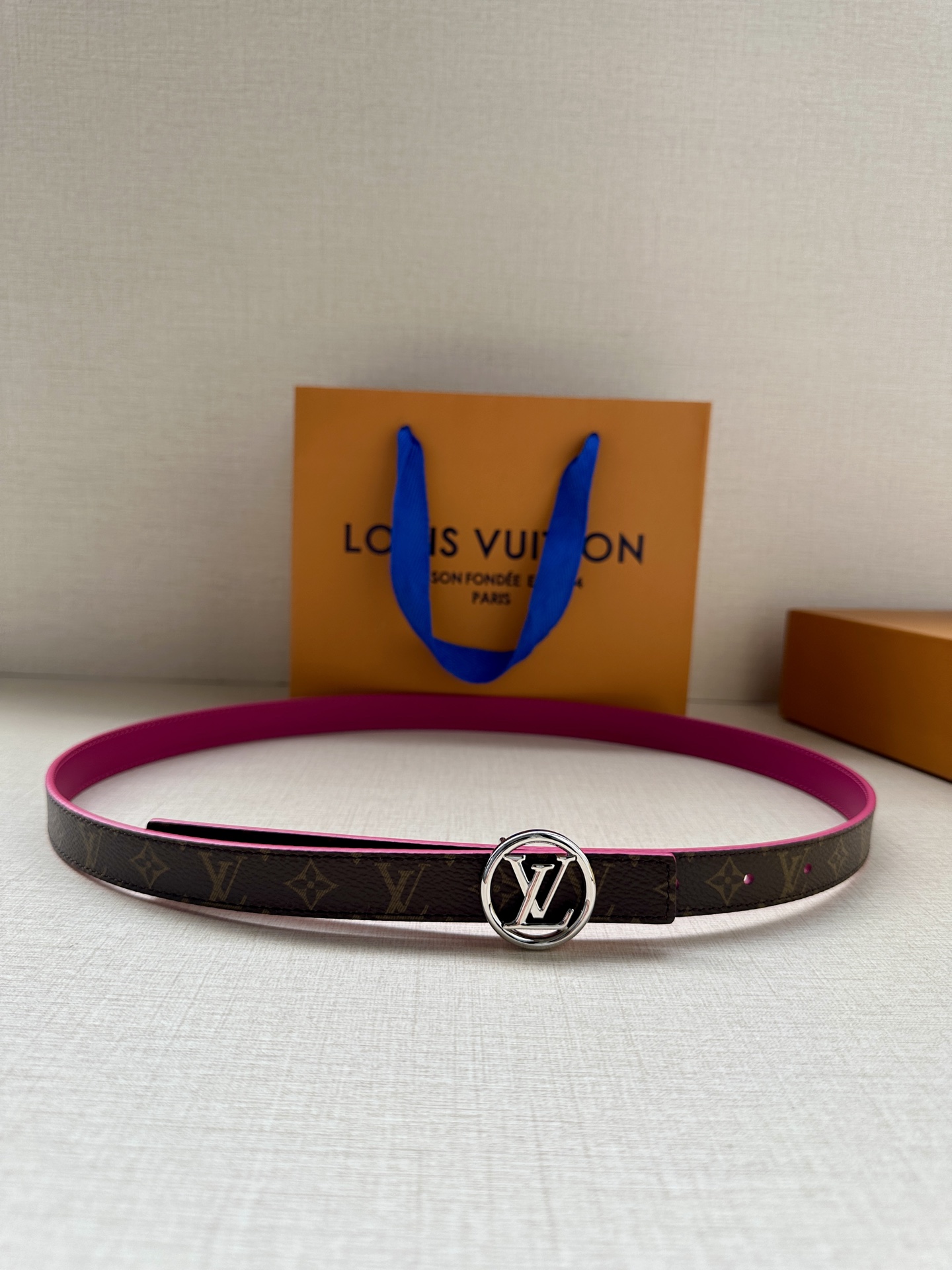 2.0宽 本款 LV Iconic 双面腰带新款 搭配标志性 Iconic 搭扣，无论展现 Monogr