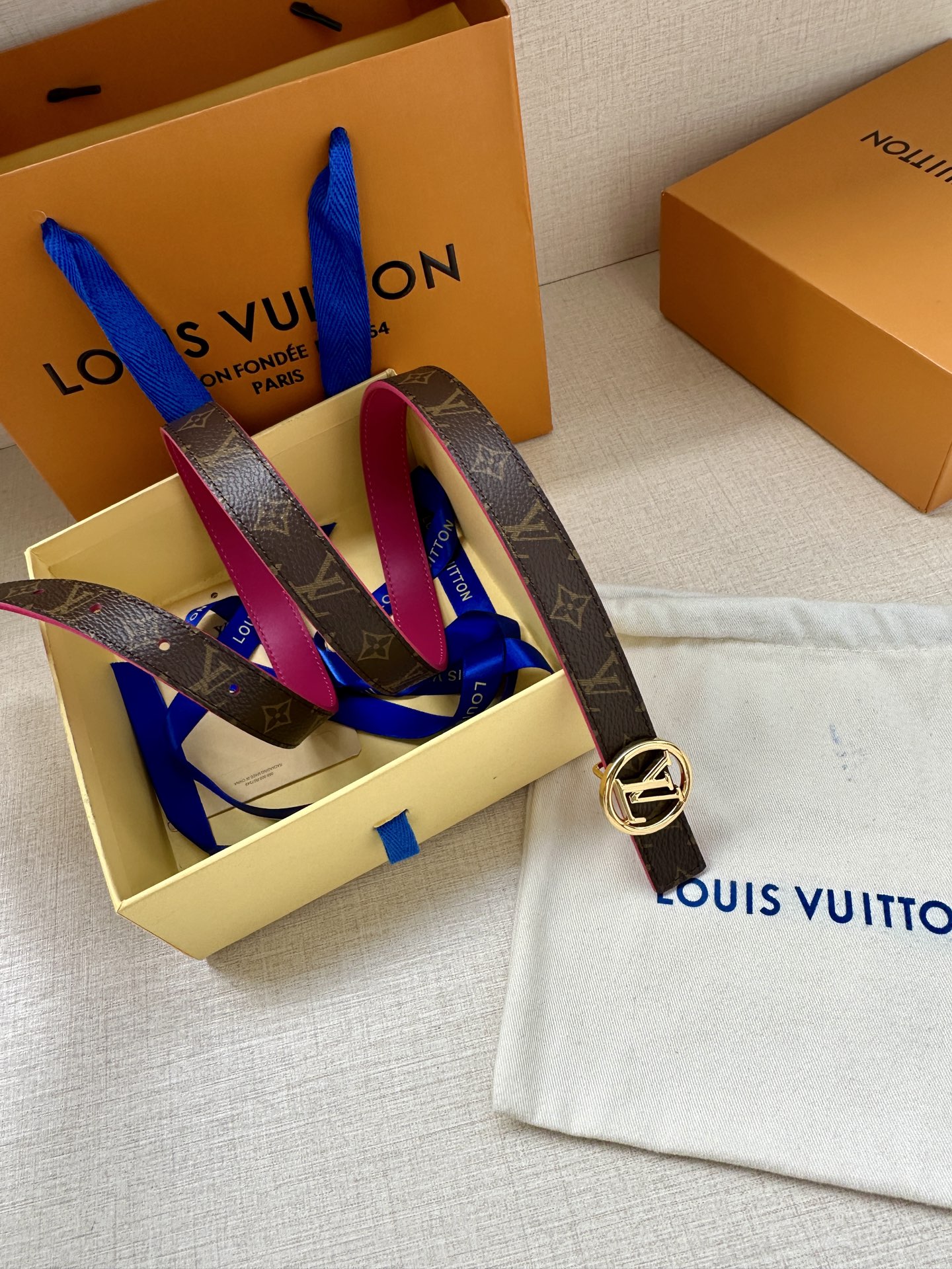 2.0宽 本款 LV Iconic 双面腰带新款 搭配标志性 Iconic 搭扣，无论展现 Monogr