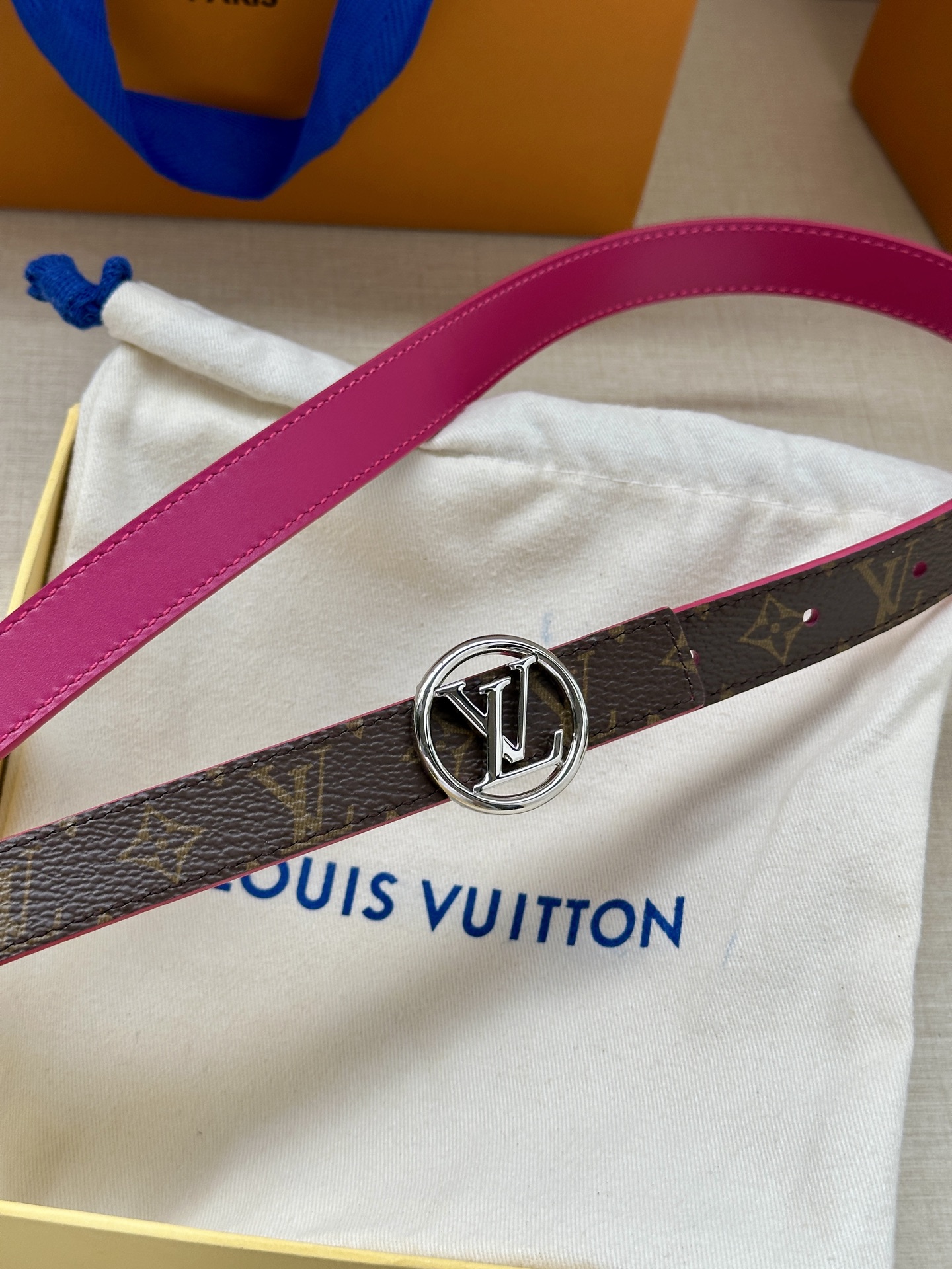 2.0宽 本款 LV Iconic 双面腰带新款 搭配标志性 Iconic 搭扣，无论展现 Monogr