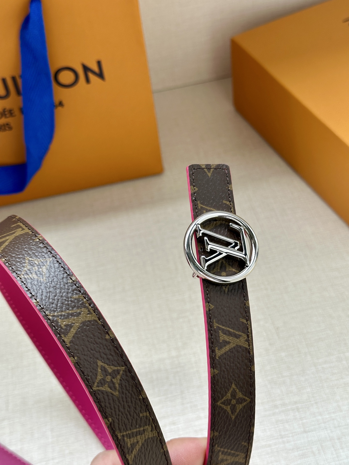 2.0宽 本款 LV Iconic 双面腰带新款 搭配标志性 Iconic 搭扣，无论展现 Monogr