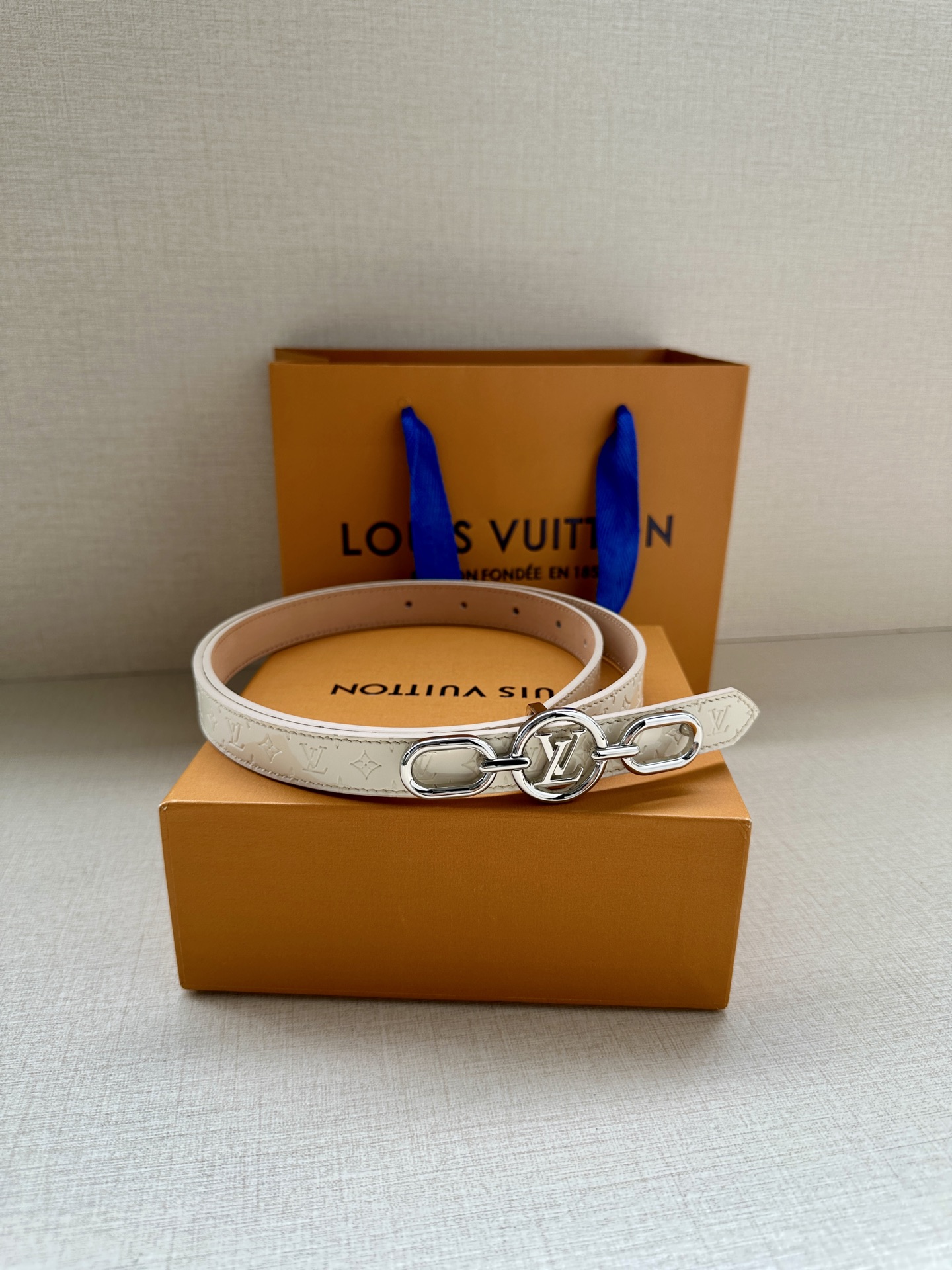 2.0宽 本款 LV Iconic 双面腰带新款 搭配标志性 Iconic 搭扣，无论展现 Monogr