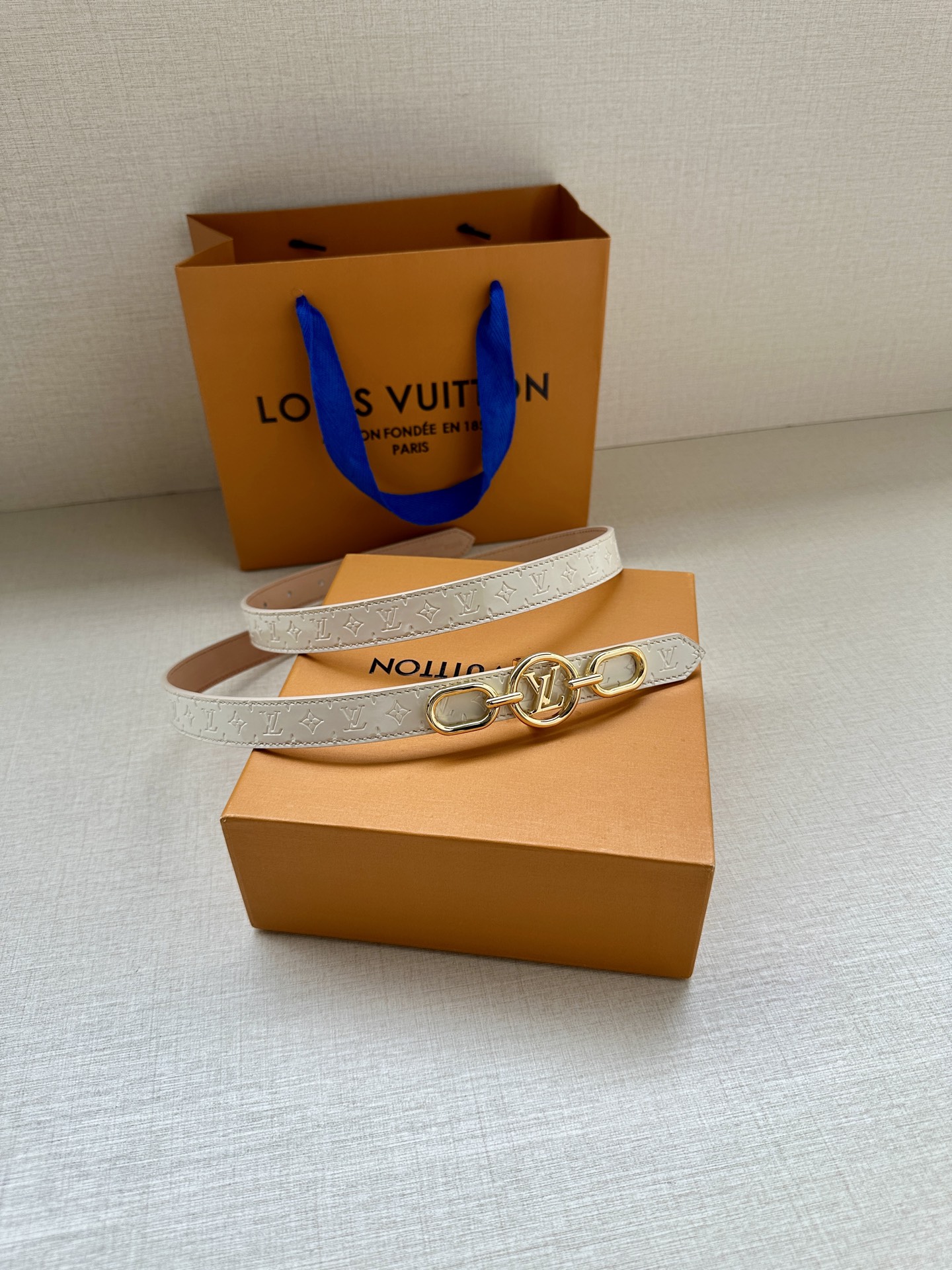 2.0宽 本款 LV Iconic 双面腰带新款 搭配标志性 Iconic 搭扣，无论展现 Monogr