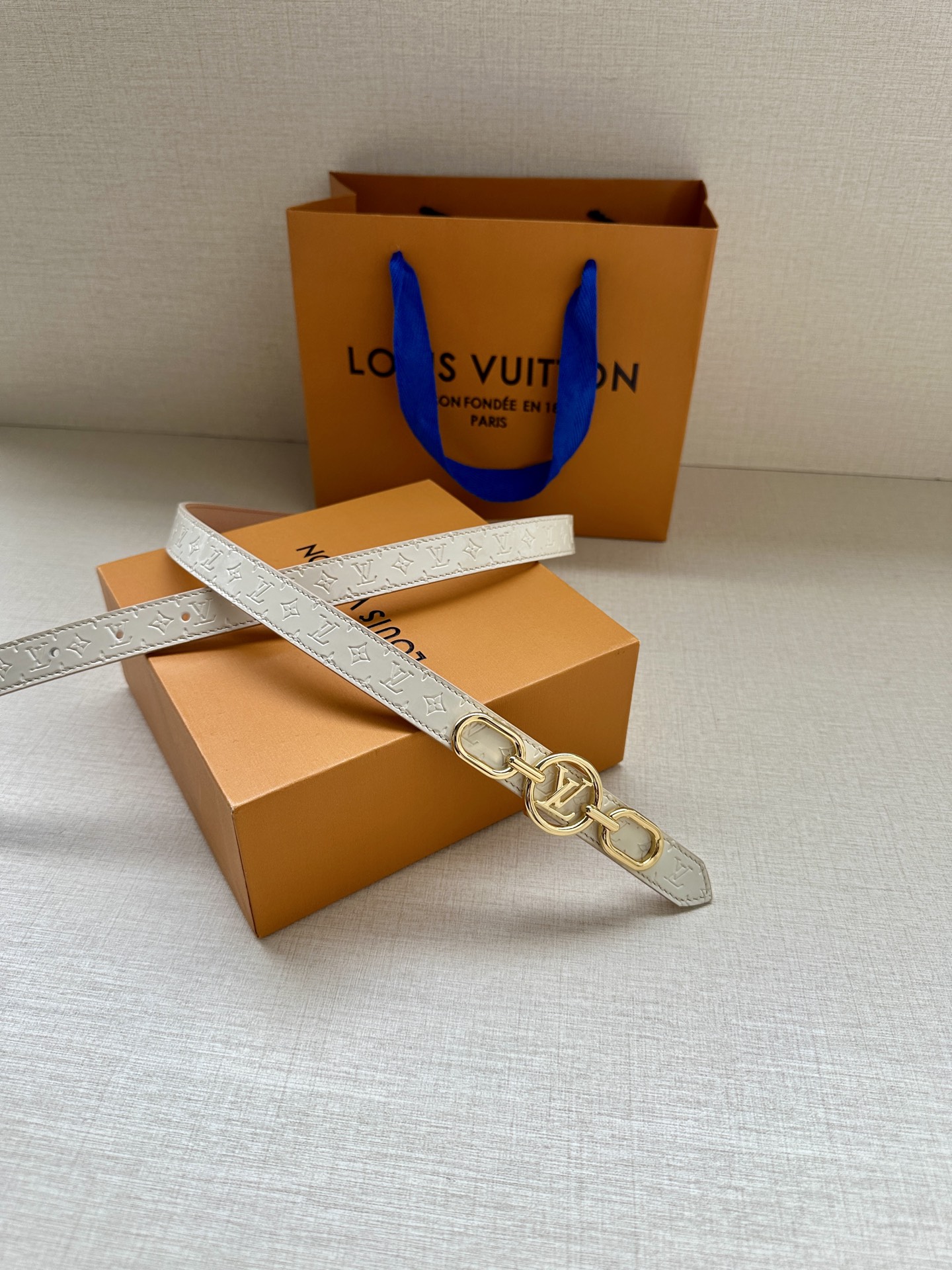 2.0宽 本款 LV Iconic 双面腰带新款 搭配标志性 Iconic 搭扣，无论展现 Monogr