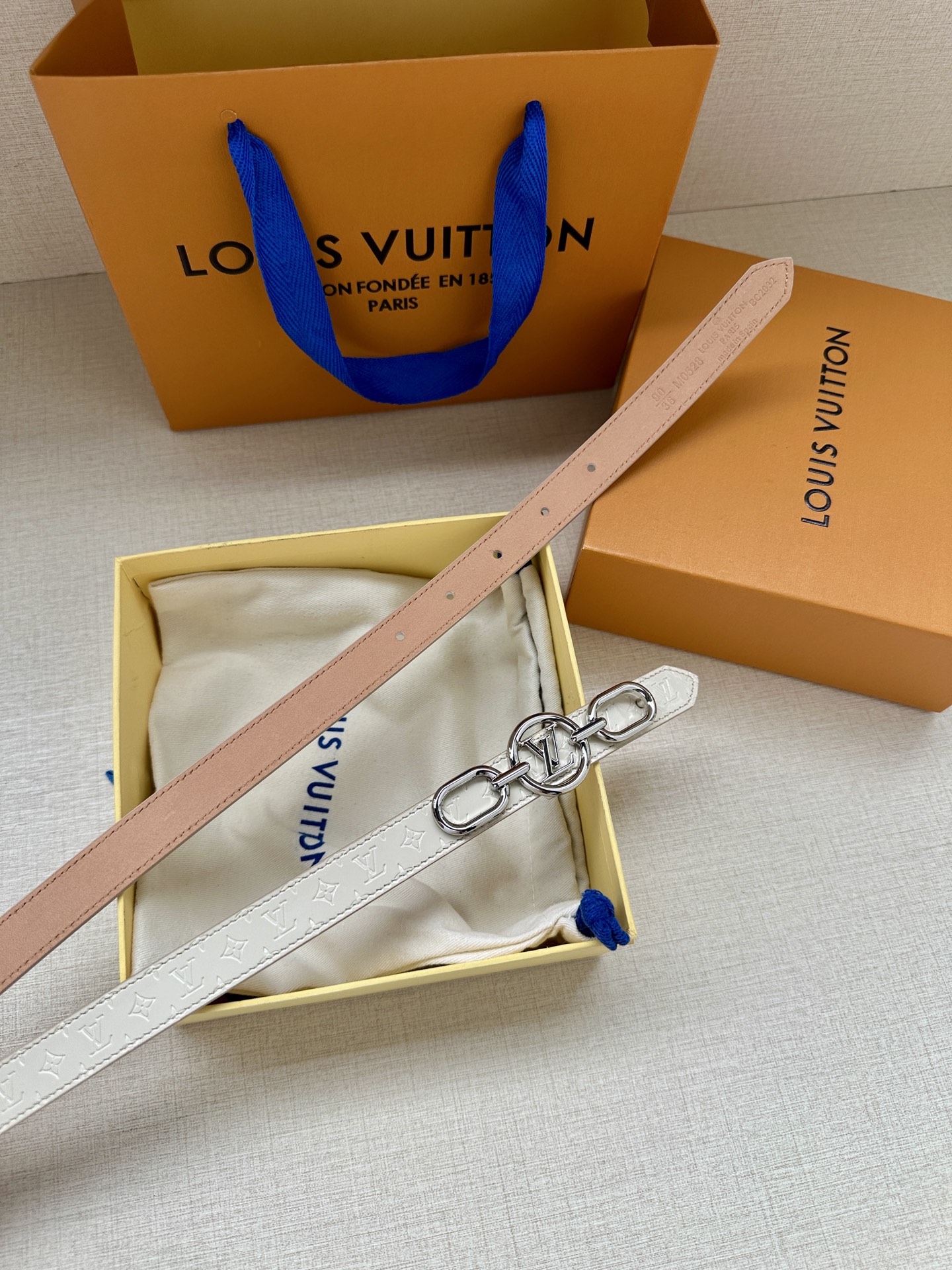 2.0宽 本款 LV Iconic 双面腰带新款 搭配标志性 Iconic 搭扣，无论展现 Monogr