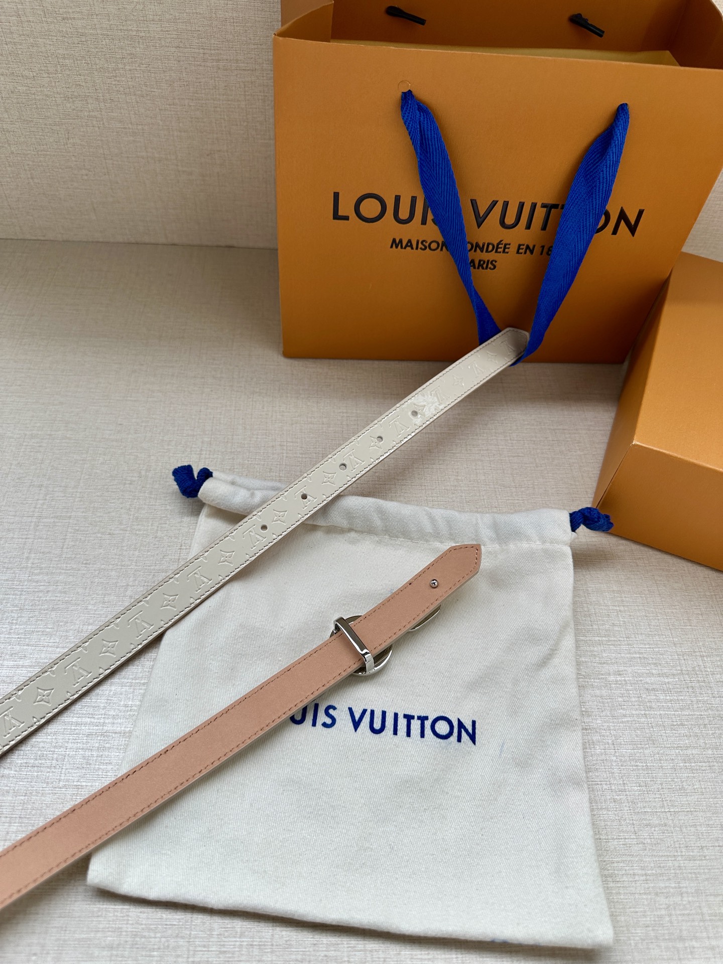 2.0宽 本款 LV Iconic 双面腰带新款 搭配标志性 Iconic 搭扣，无论展现 Monogr