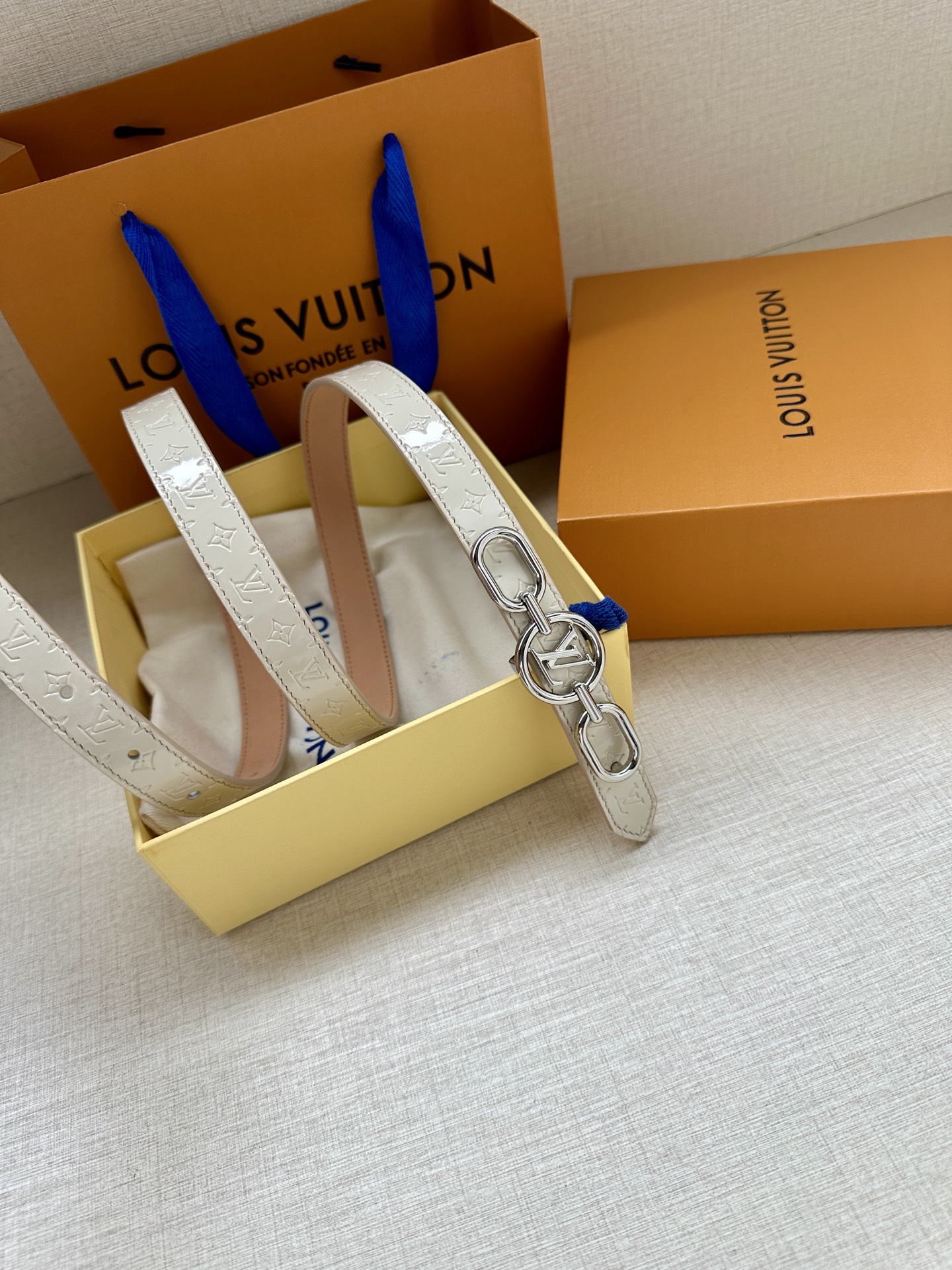 2.0宽 本款 LV Iconic 双面腰带新款 搭配标志性 Iconic 搭扣，无论展现 Monogr