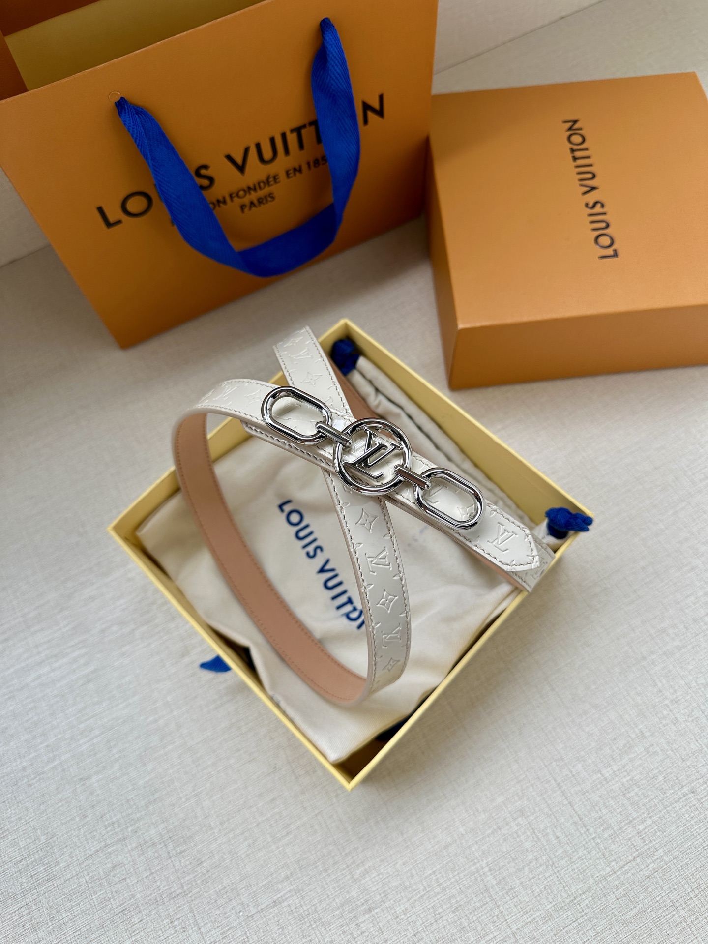 2.0宽 本款 LV Iconic 双面腰带新款 搭配标志性 Iconic 搭扣，无论展现 Monogr