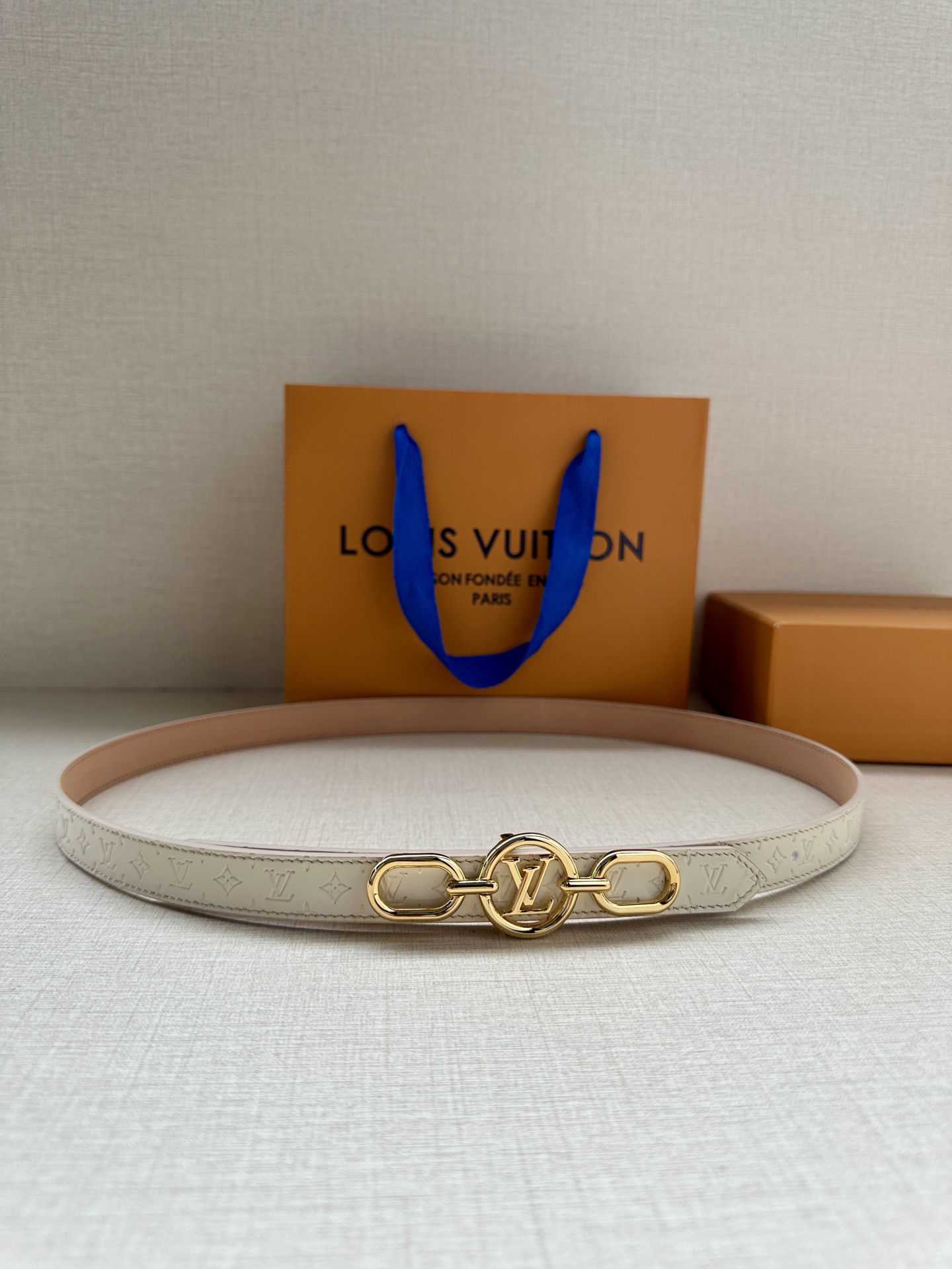 2.0宽 本款 LV Iconic 双面腰带新款 搭配标志性 Iconic 搭扣，无论展现 Monogr