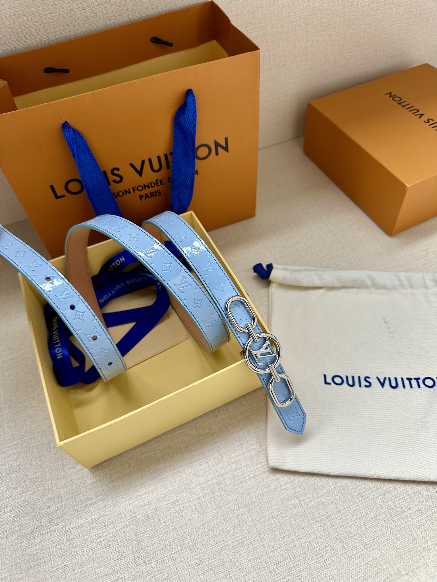 2.0宽 本款 LV Iconic 双面腰带新款 搭配标志性 Iconic 搭扣，无论展现 Monogr