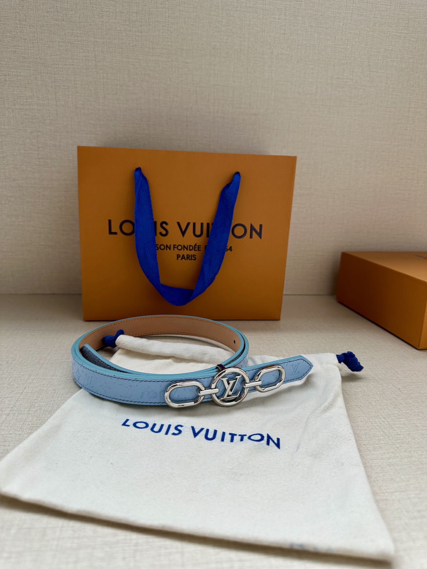 2.0宽 本款 LV Iconic 双面腰带新款 搭配标志性 Iconic 搭扣，无论展现 Monogr