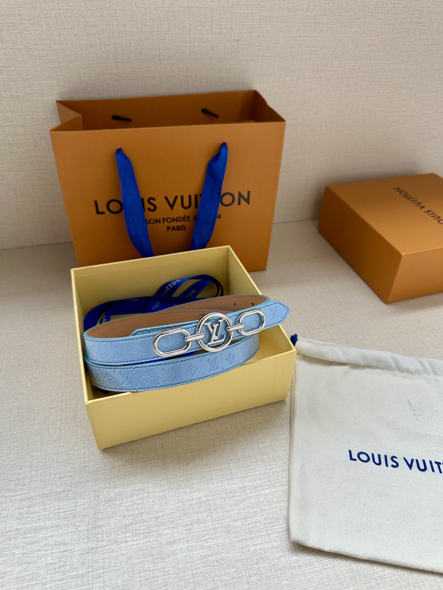 2.0宽 本款 LV Iconic 双面腰带新款 搭配标志性 Iconic 搭扣，无论展现 Monogr