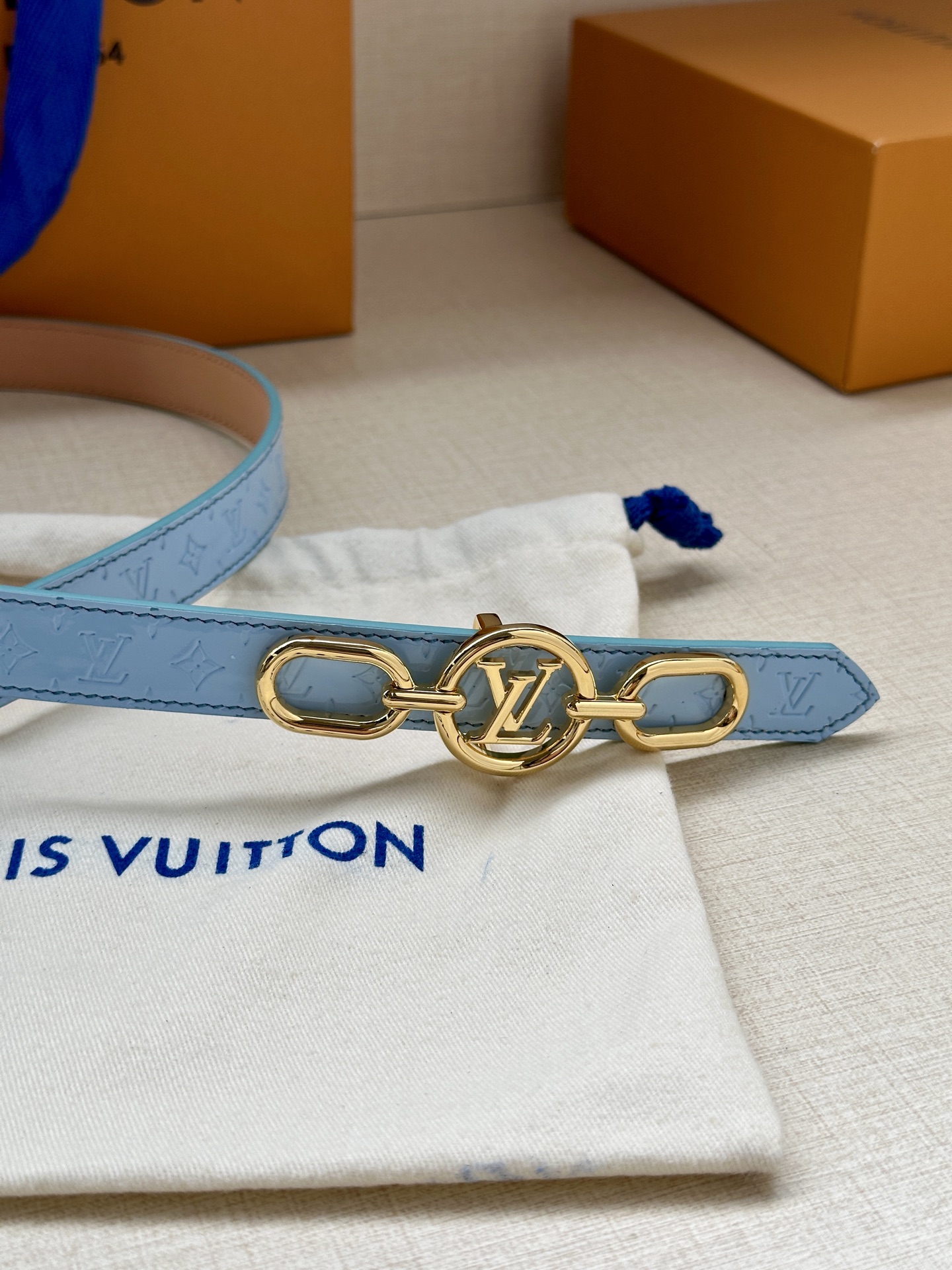 2.0宽 本款 LV Iconic 双面腰带新款 搭配标志性 Iconic 搭扣，无论展现 Monogr