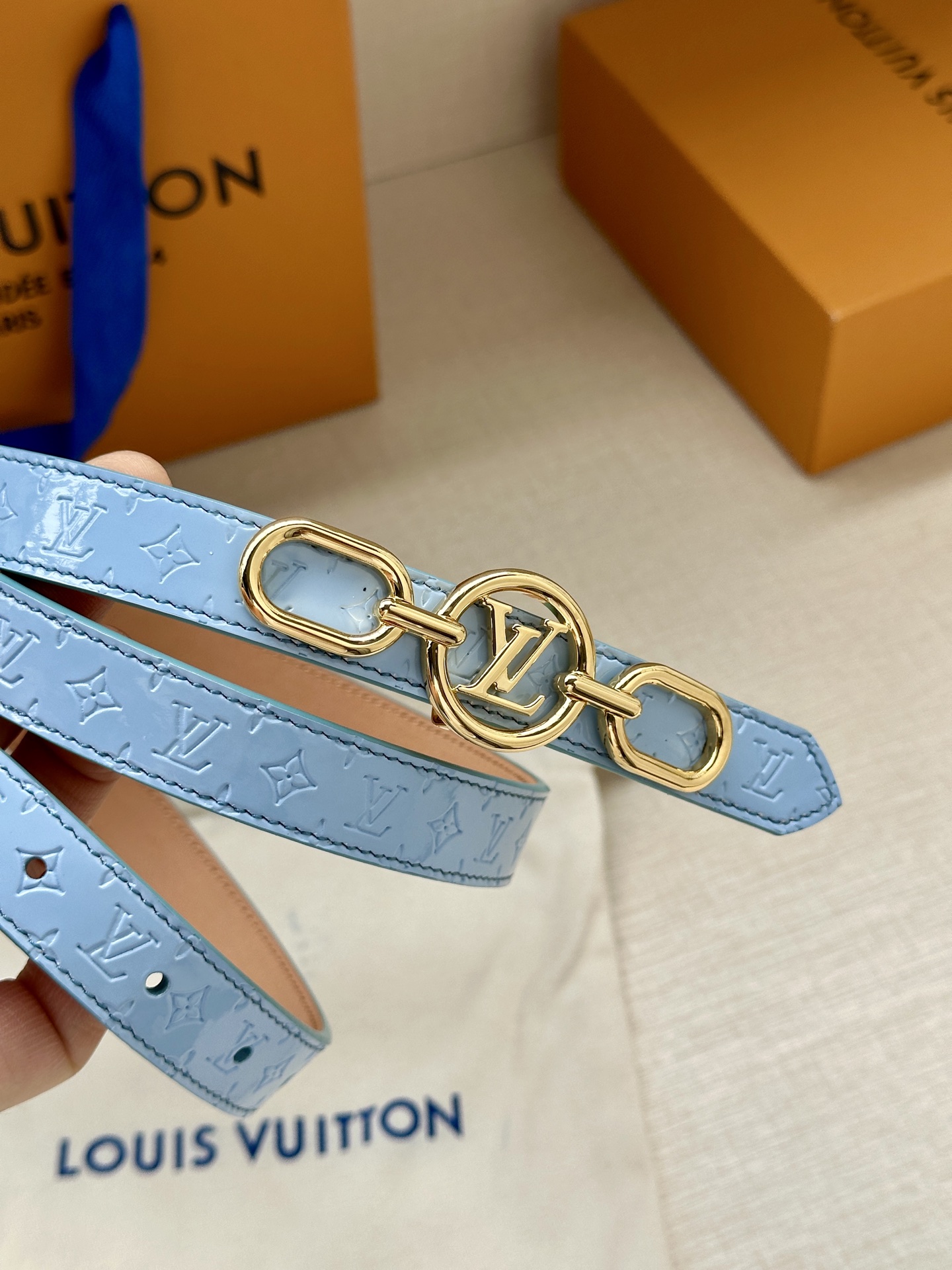 2.0宽 本款 LV Iconic 双面腰带新款 搭配标志性 Iconic 搭扣，无论展现 Monogr