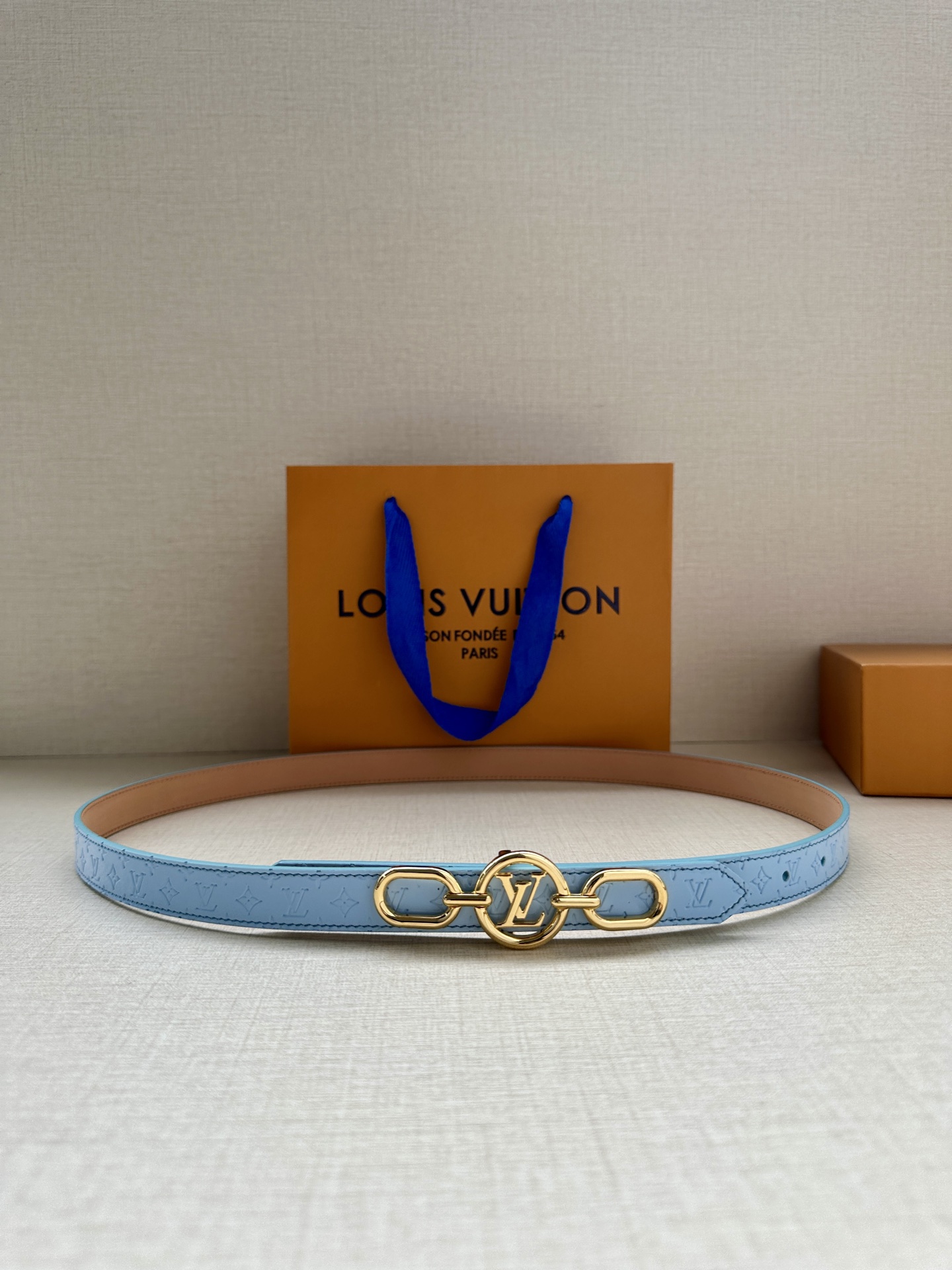 2.0宽 本款 LV Iconic 双面腰带新款 搭配标志性 Iconic 搭扣，无论展现 Monogr