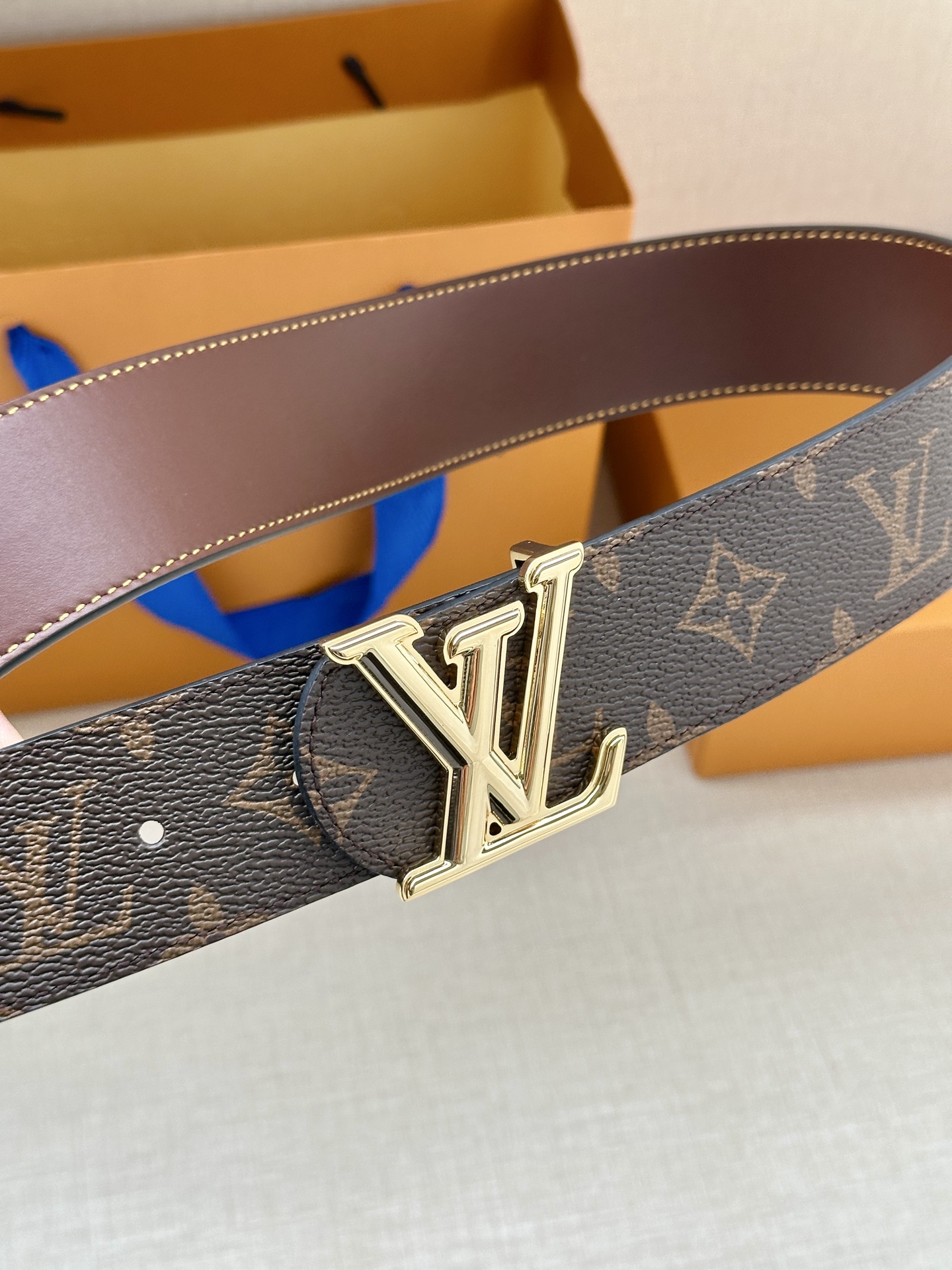 4.0宽 LV Dimension 双面腰带将创意传承与华美街头风范共冶一炉，彰显创意总监 Pharre