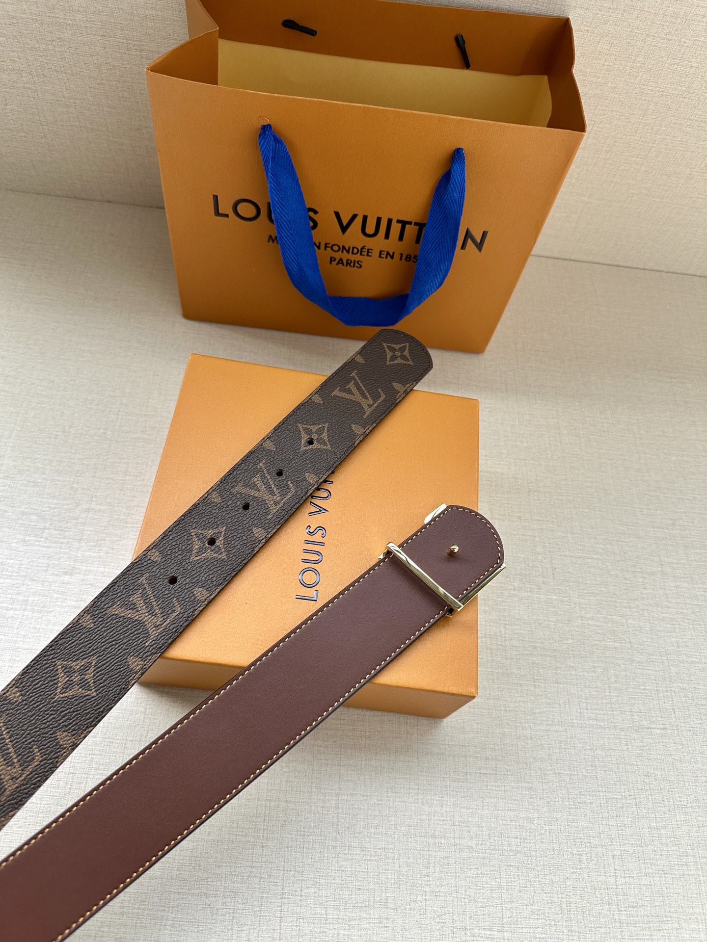 4.0宽 LV Dimension 双面腰带将创意传承与华美街头风范共冶一炉，彰显创意总监 Pharre