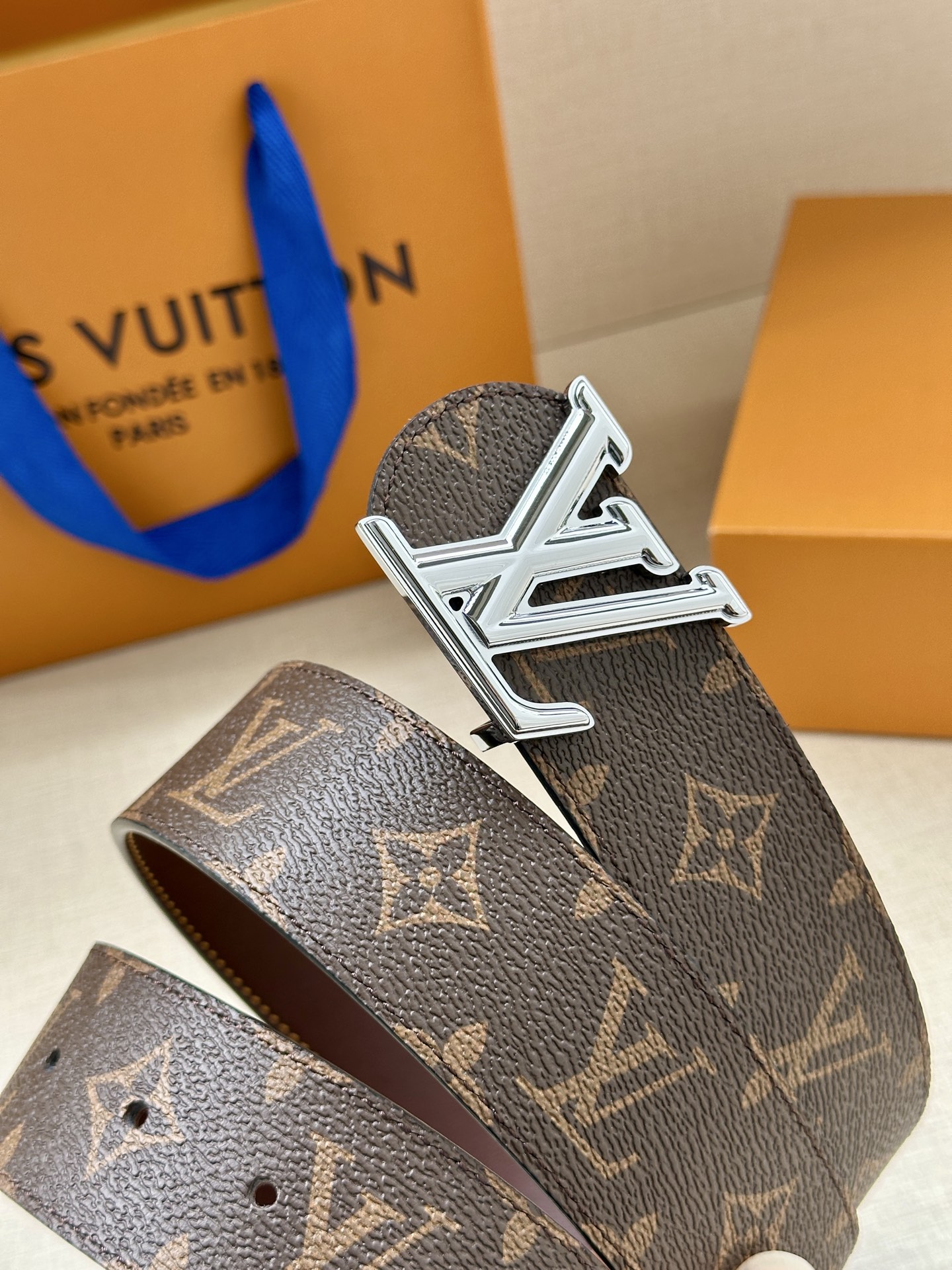 4.0宽 LV Dimension 双面腰带将创意传承与华美街头风范共冶一炉，彰显创意总监 Pharre