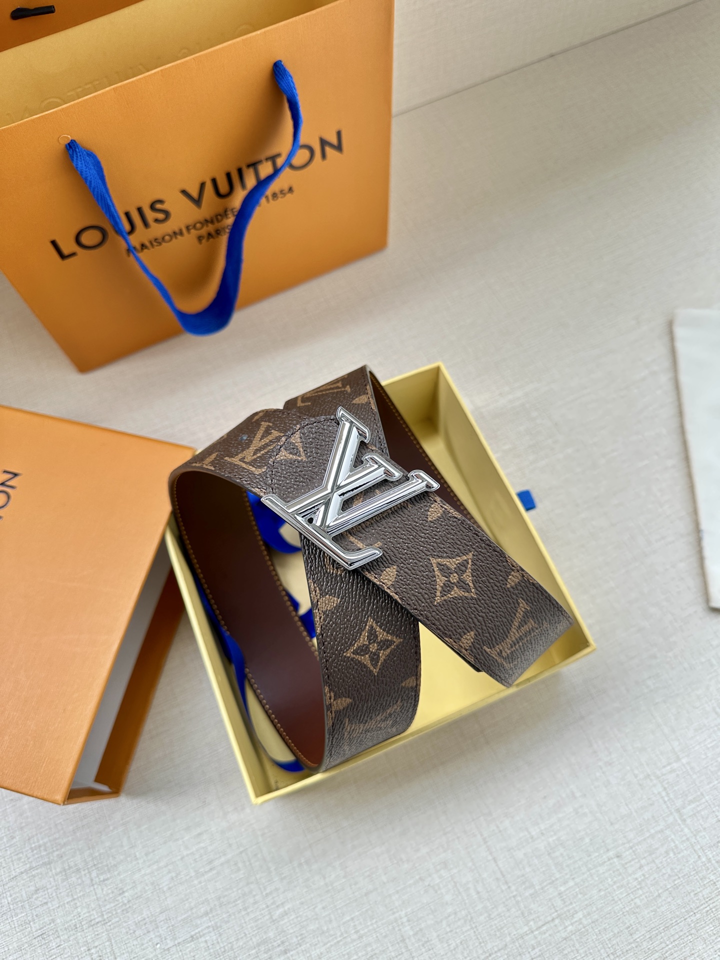 4.0宽 LV Dimension 双面腰带将创意传承与华美街头风范共冶一炉，彰显创意总监 Pharre