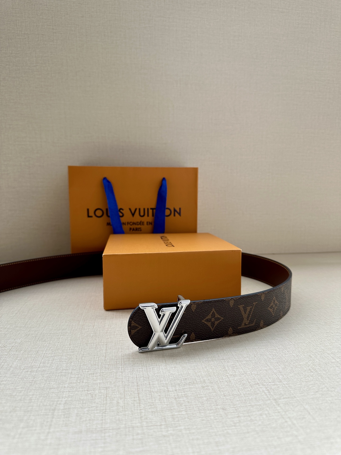 4.0宽 LV Dimension 双面腰带将创意传承与华美街头风范共冶一炉，彰显创意总监 Pharre