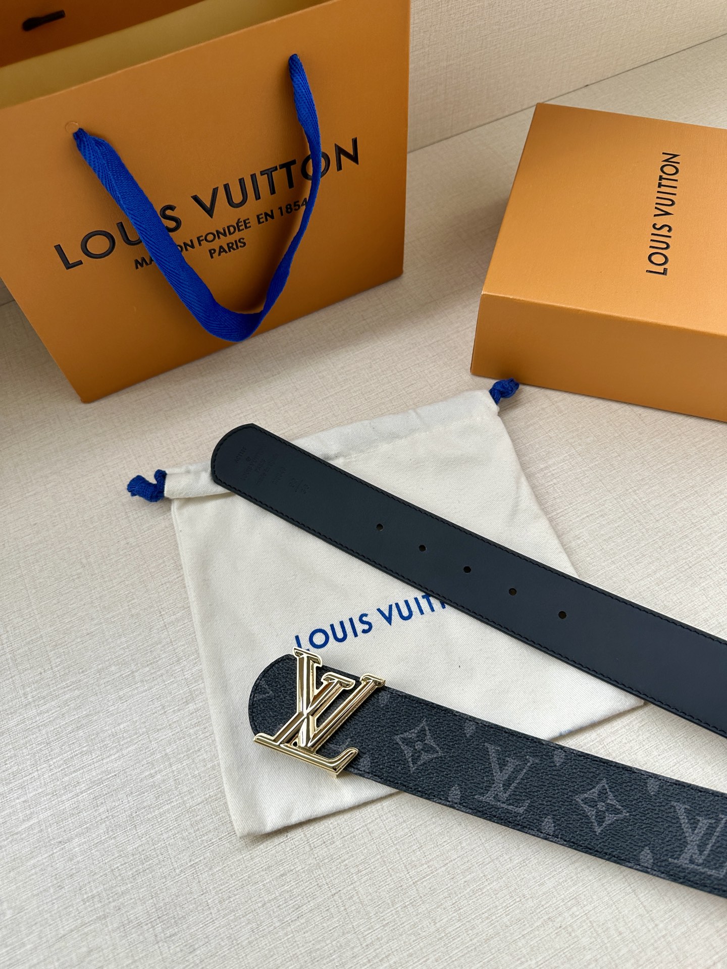 4.0宽 LV Dimension 双面腰带将创意传承与华美街头风范共冶一炉，彰显创意总监 Pharre