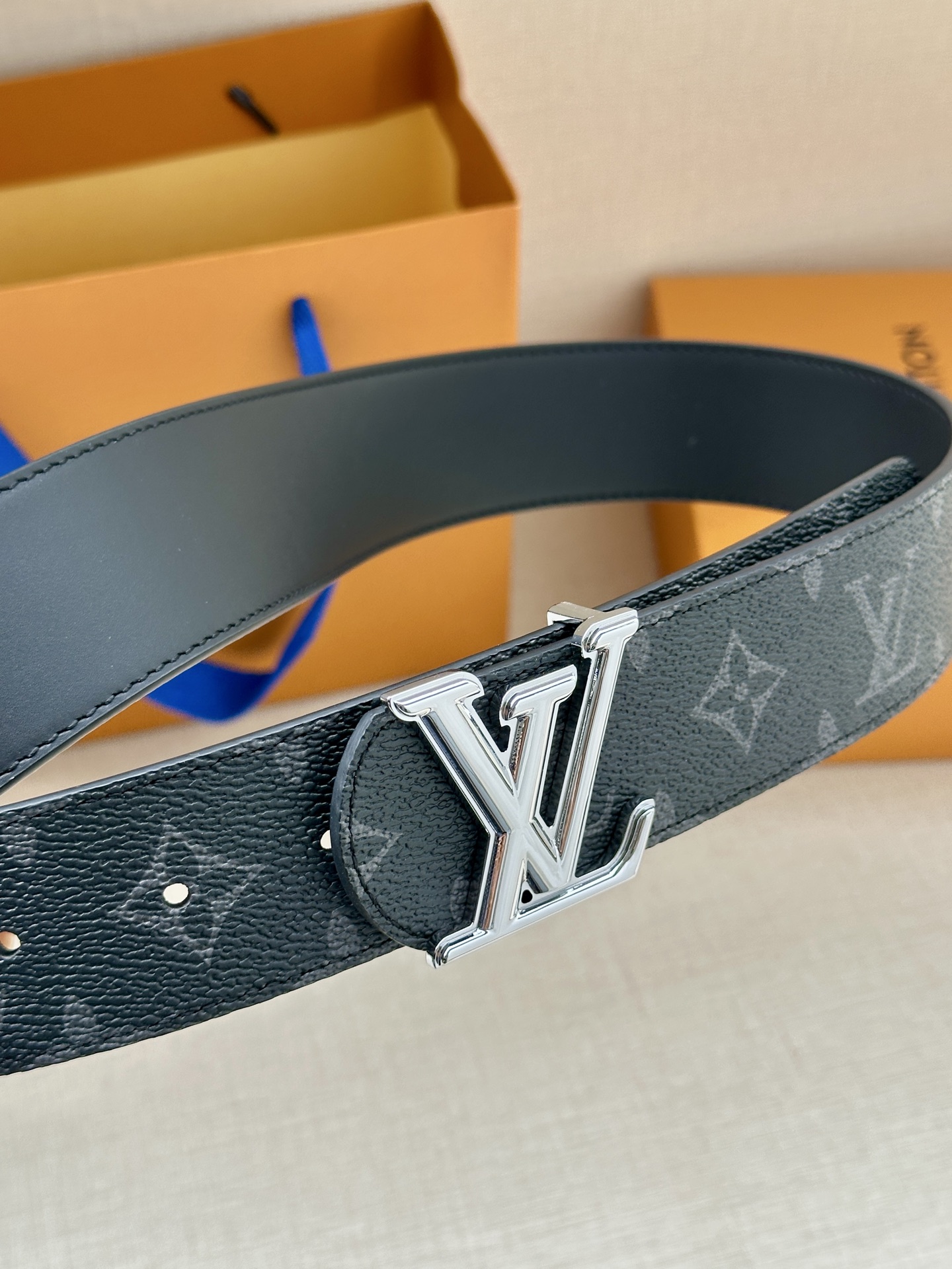 4.0宽 LV Dimension 双面腰带将创意传承与华美街头风范共冶一炉，彰显创意总监 Pharre