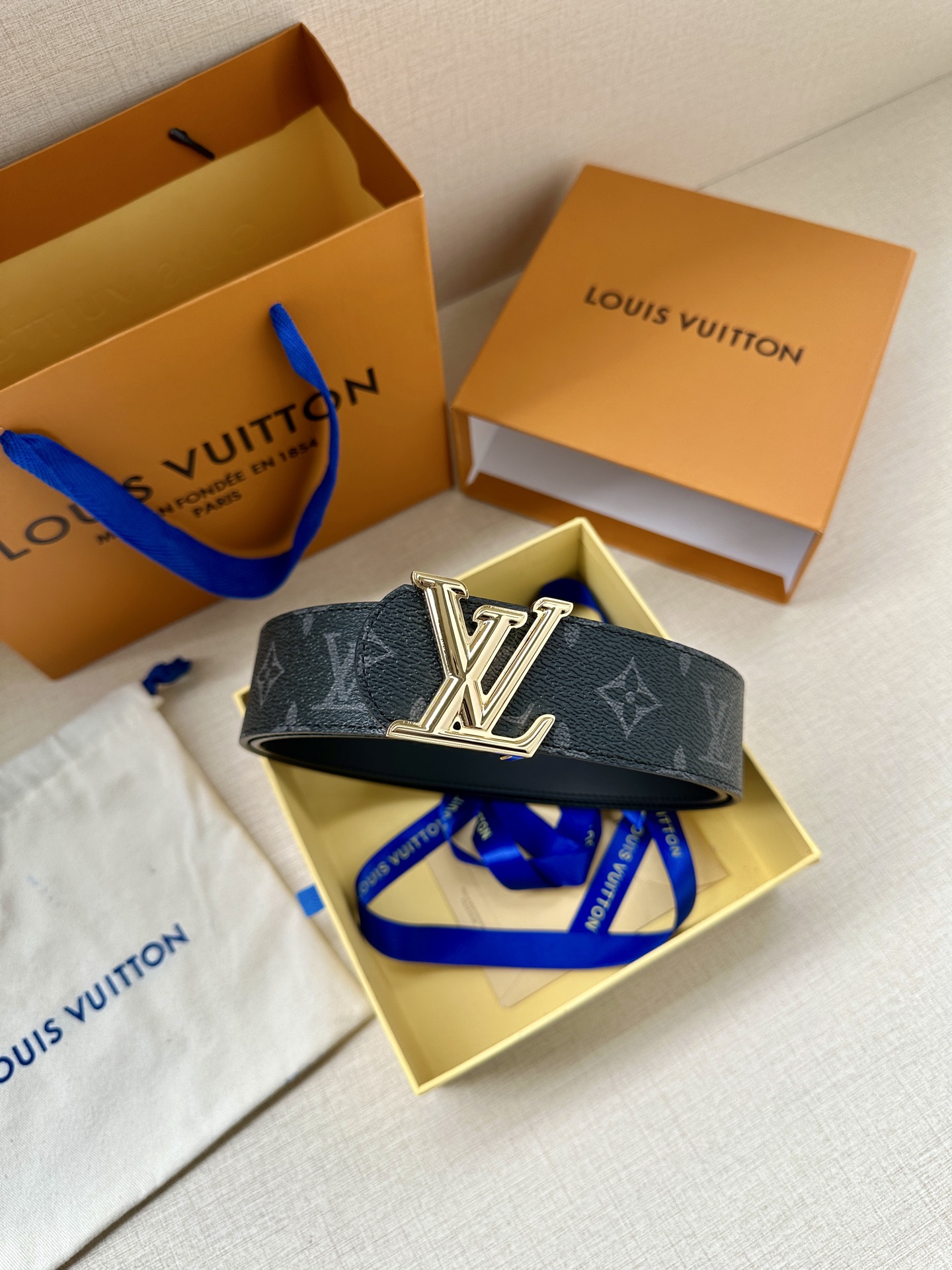 4.0宽 LV Dimension 双面腰带将创意传承与华美街头风范共冶一炉，彰显创意总监 Pharre