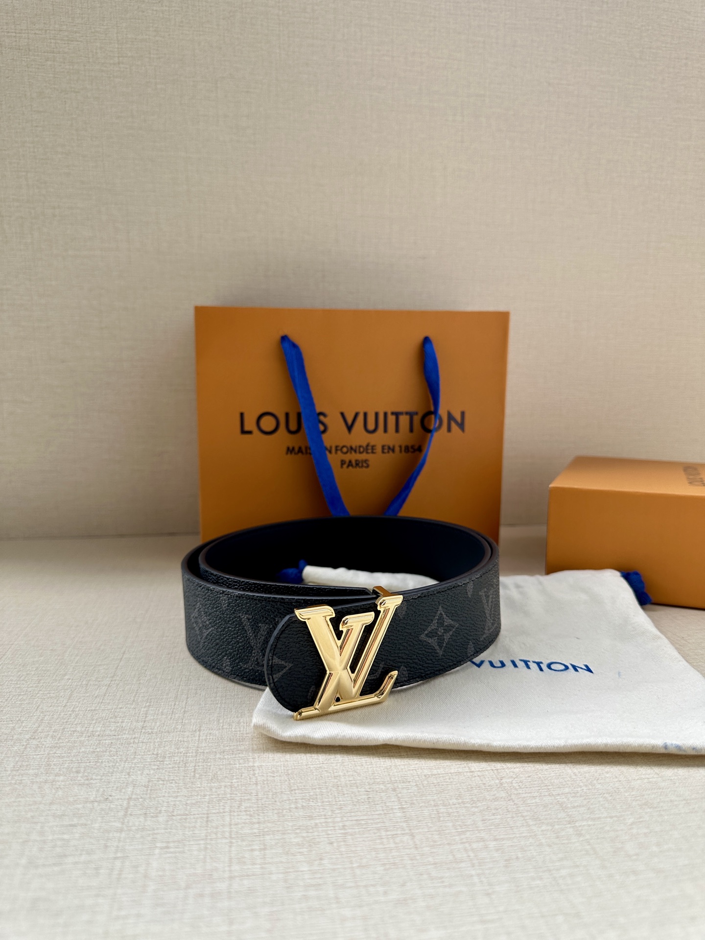 4.0宽 LV Dimension 双面腰带将创意传承与华美街头风范共冶一炉，彰显创意总监 Pharre