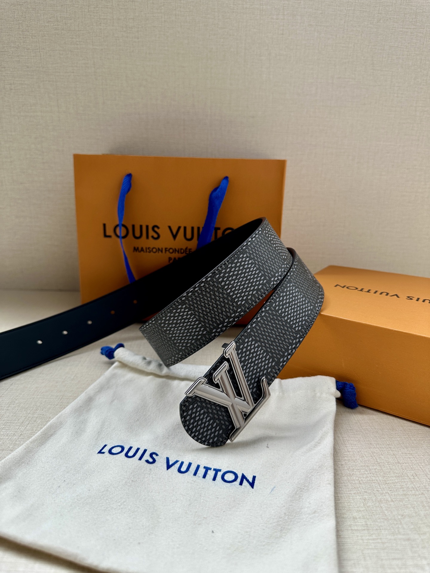 4.0宽 LV Dimension 双面腰带以含蓄格调点亮日常风尚，彰显 Pharrell Willia