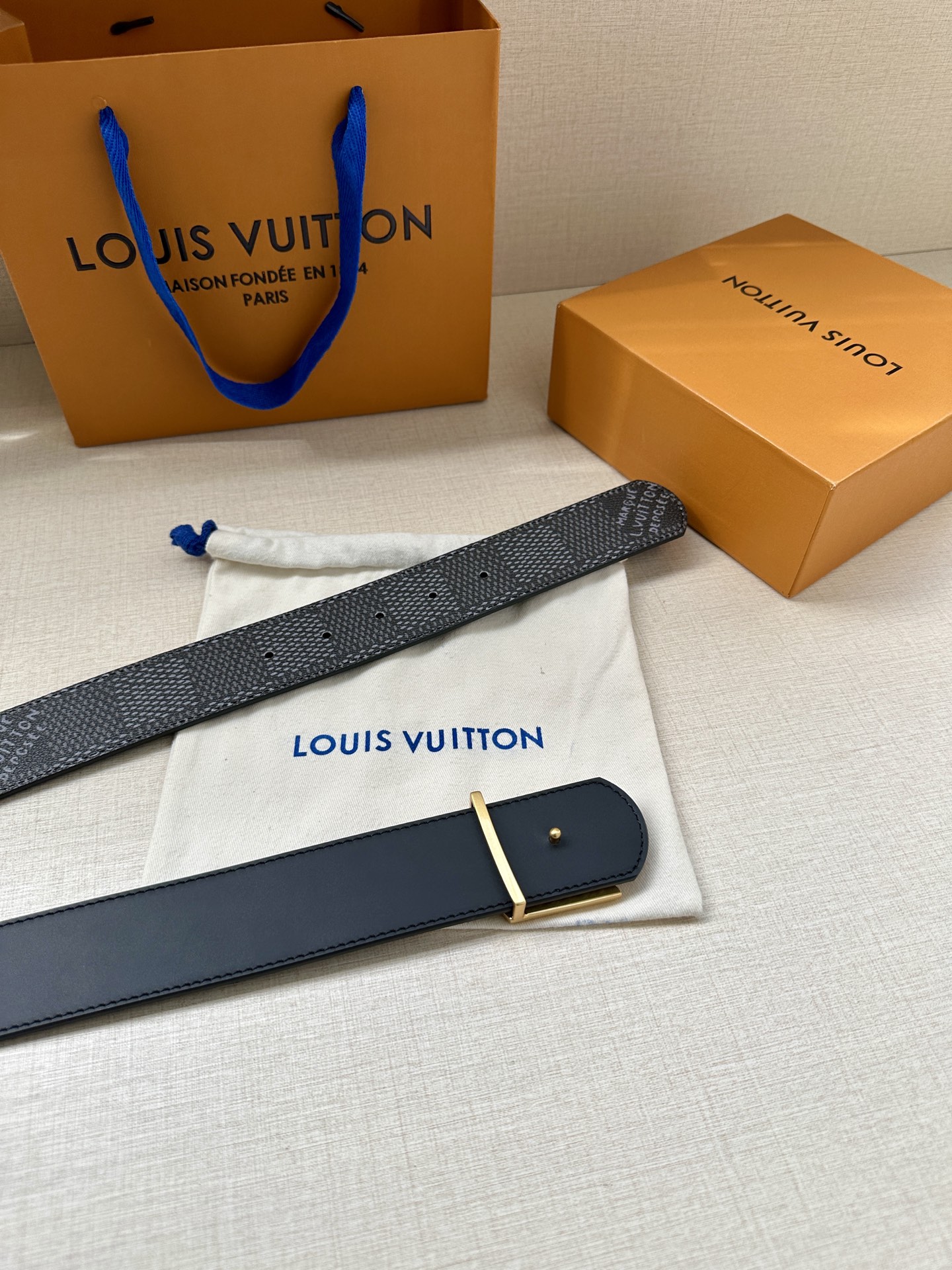 4.0宽 LV Dimension 双面腰带以含蓄格调点亮日常风尚，彰显 Pharrell Willia