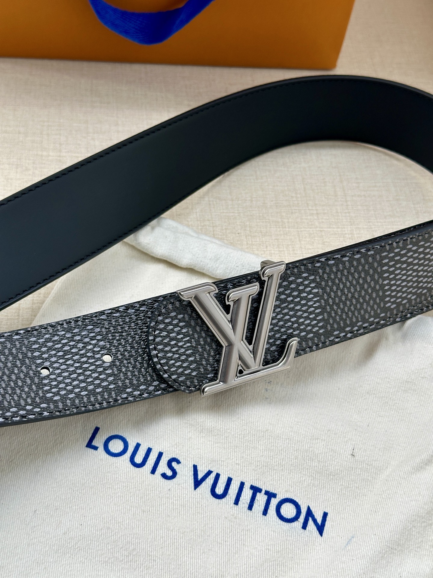 4.0宽 LV Dimension 双面腰带以含蓄格调点亮日常风尚，彰显 Pharrell Willia