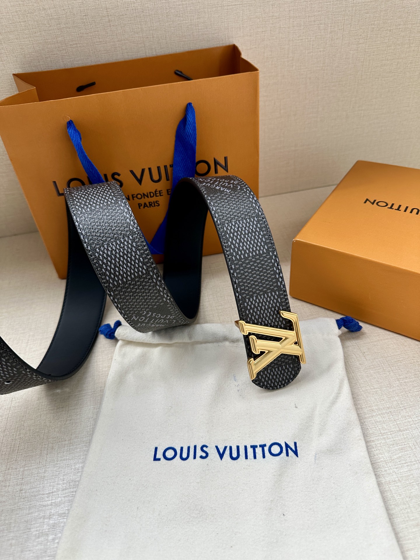 4.0宽 LV Dimension 双面腰带以含蓄格调点亮日常风尚，彰显 Pharrell Willia