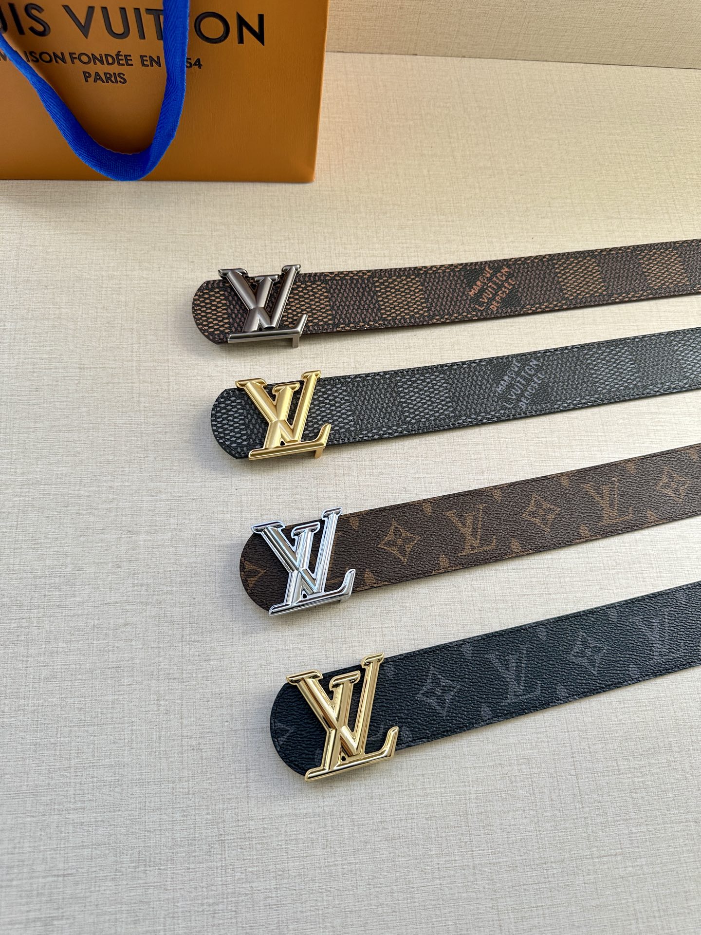 4.0宽 LV Dimension 双面腰带以含蓄格调点亮日常风尚，彰显 Pharrell Willia