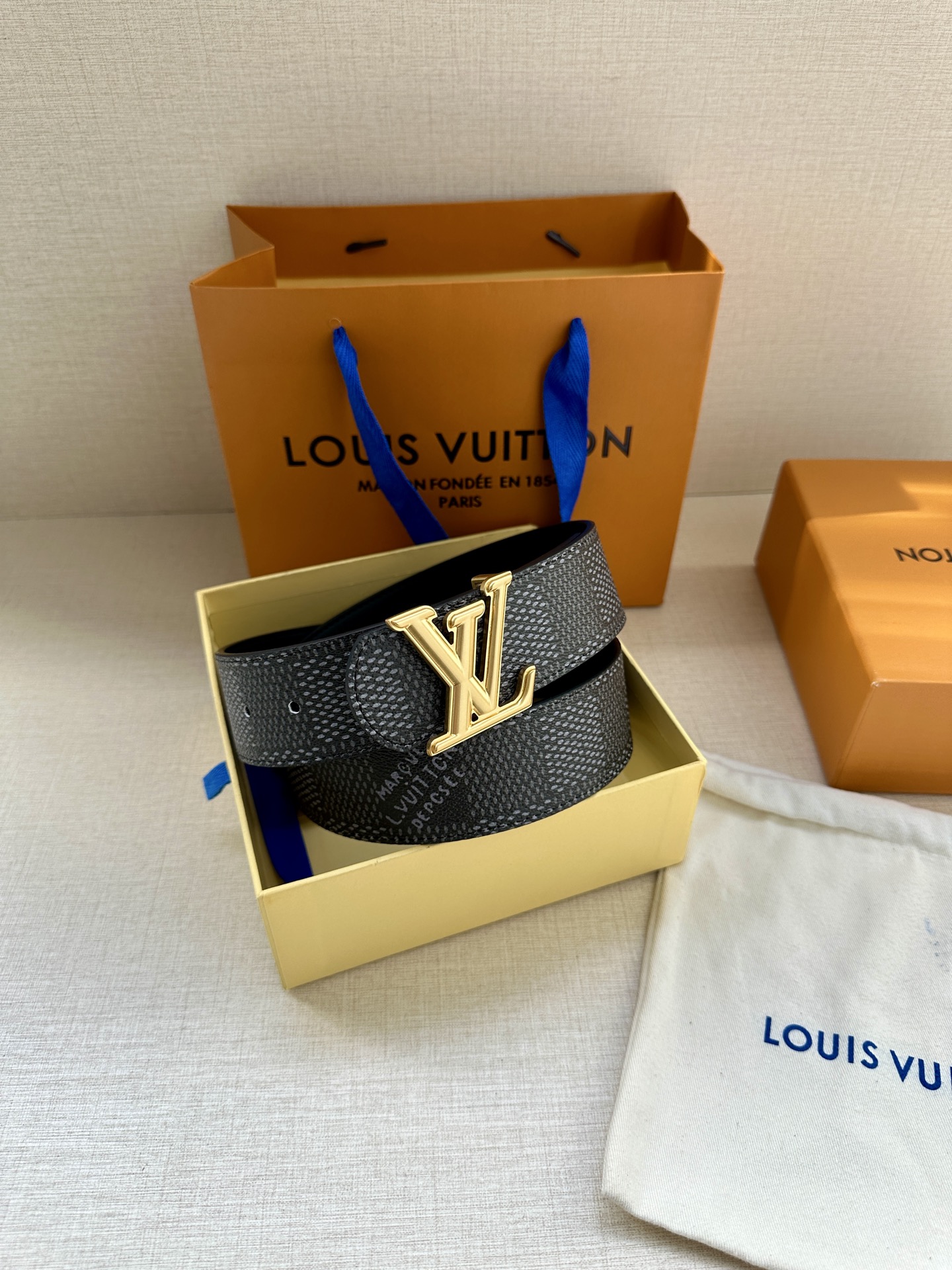 4.0宽 LV Dimension 双面腰带以含蓄格调点亮日常风尚，彰显 Pharrell Willia