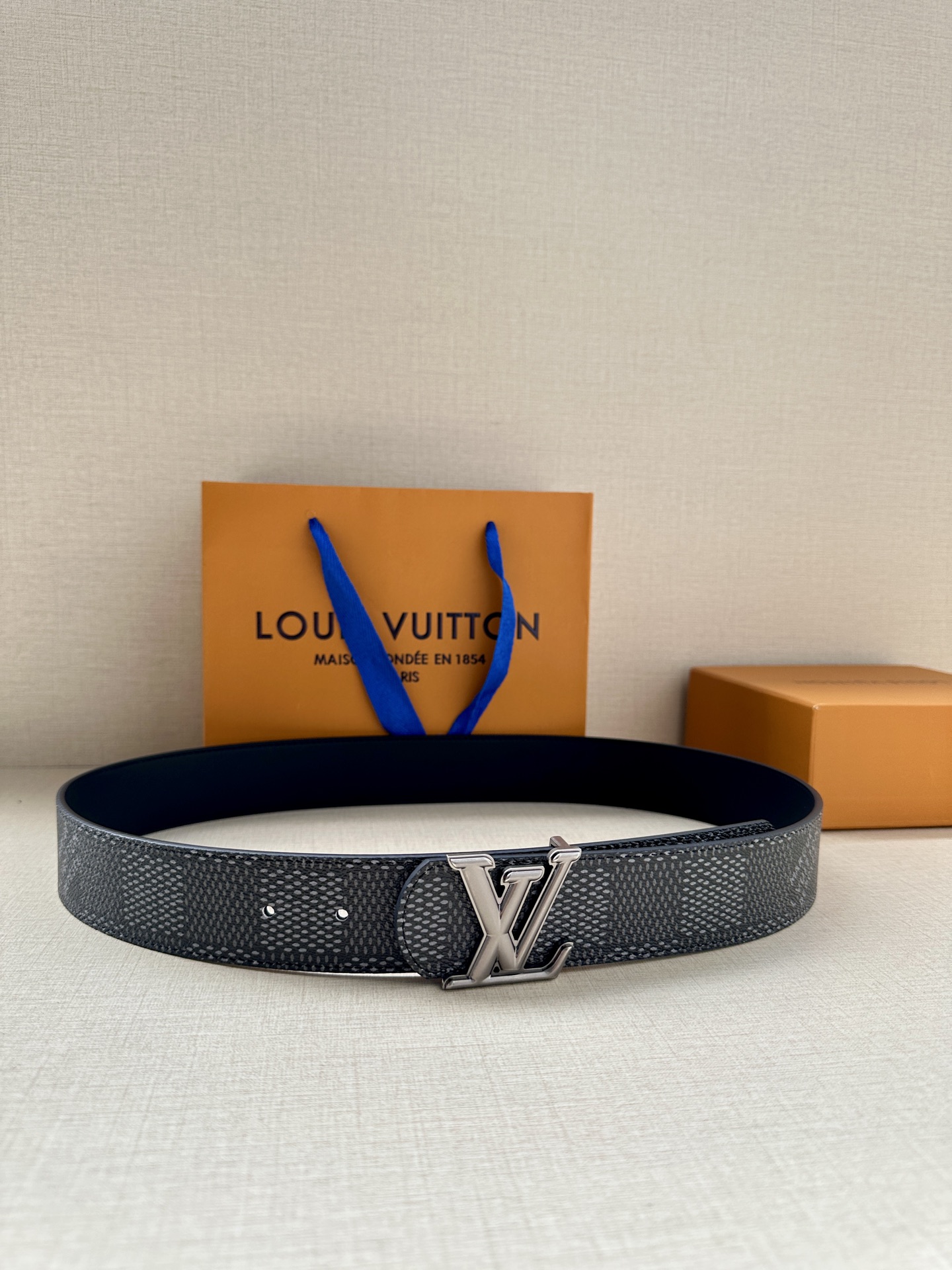 4.0宽 LV Dimension 双面腰带以含蓄格调点亮日常风尚，彰显 Pharrell Willia