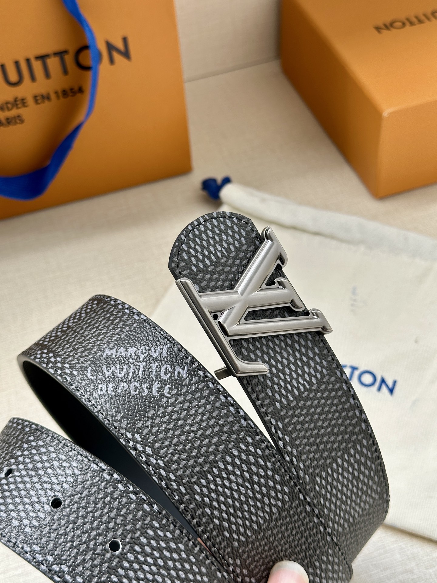 4.0宽 LV Dimension 双面腰带以含蓄格调点亮日常风尚，彰显 Pharrell Willia