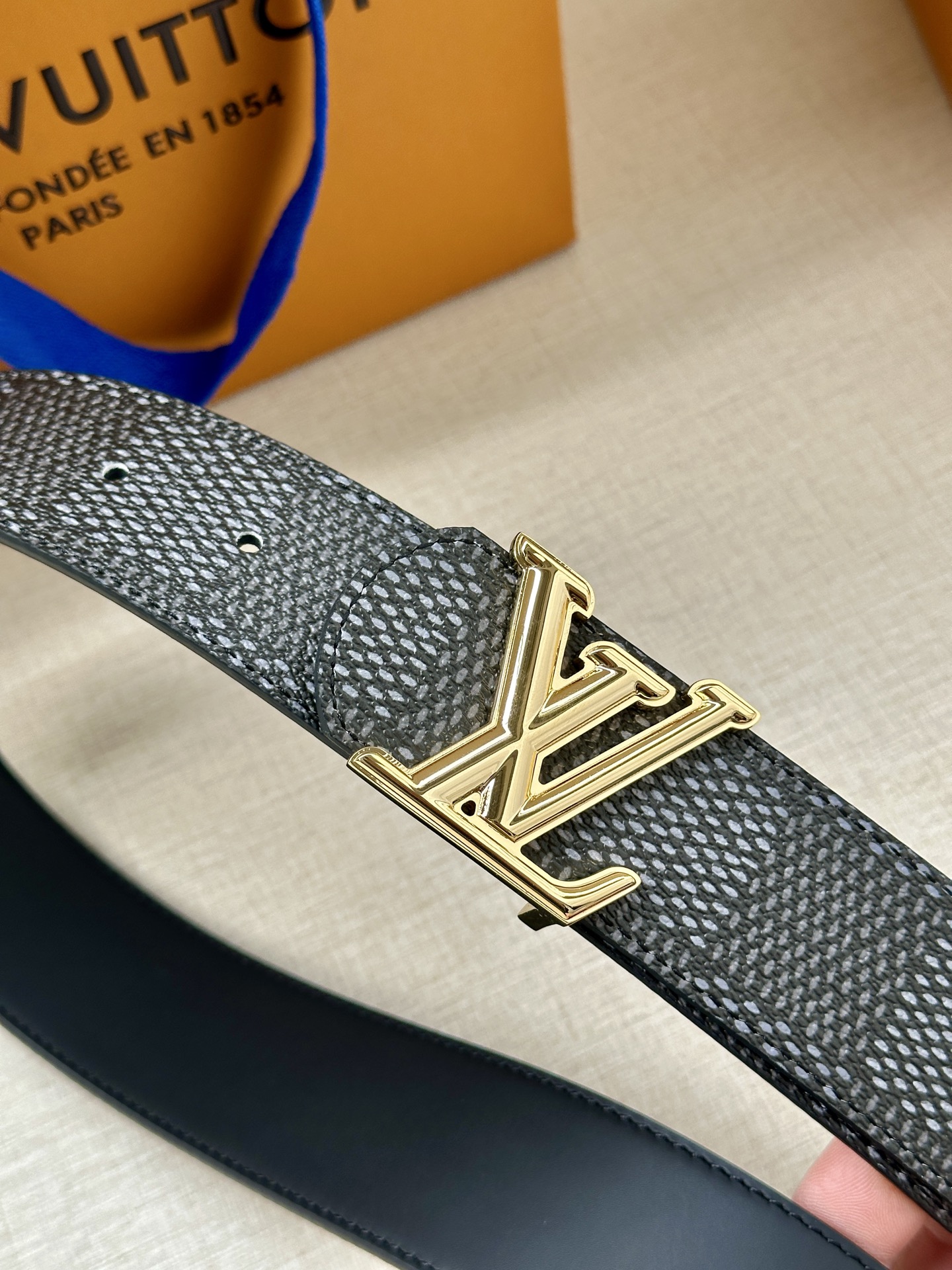 4.0宽 LV Dimension 双面腰带以含蓄格调点亮日常风尚，彰显 Pharrell Willia