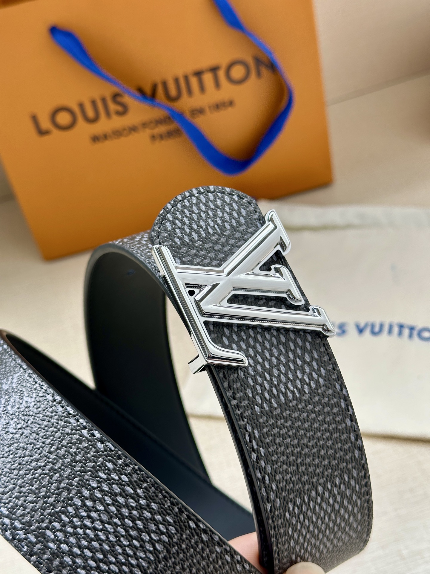 4.0宽 LV Dimension 双面腰带以含蓄格调点亮日常风尚，彰显 Pharrell Willia