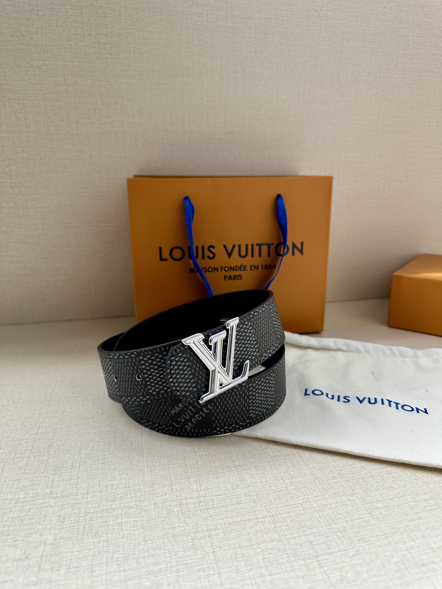 4.0宽 LV Dimension 双面腰带以含蓄格调点亮日常风尚，彰显 Pharrell Willia