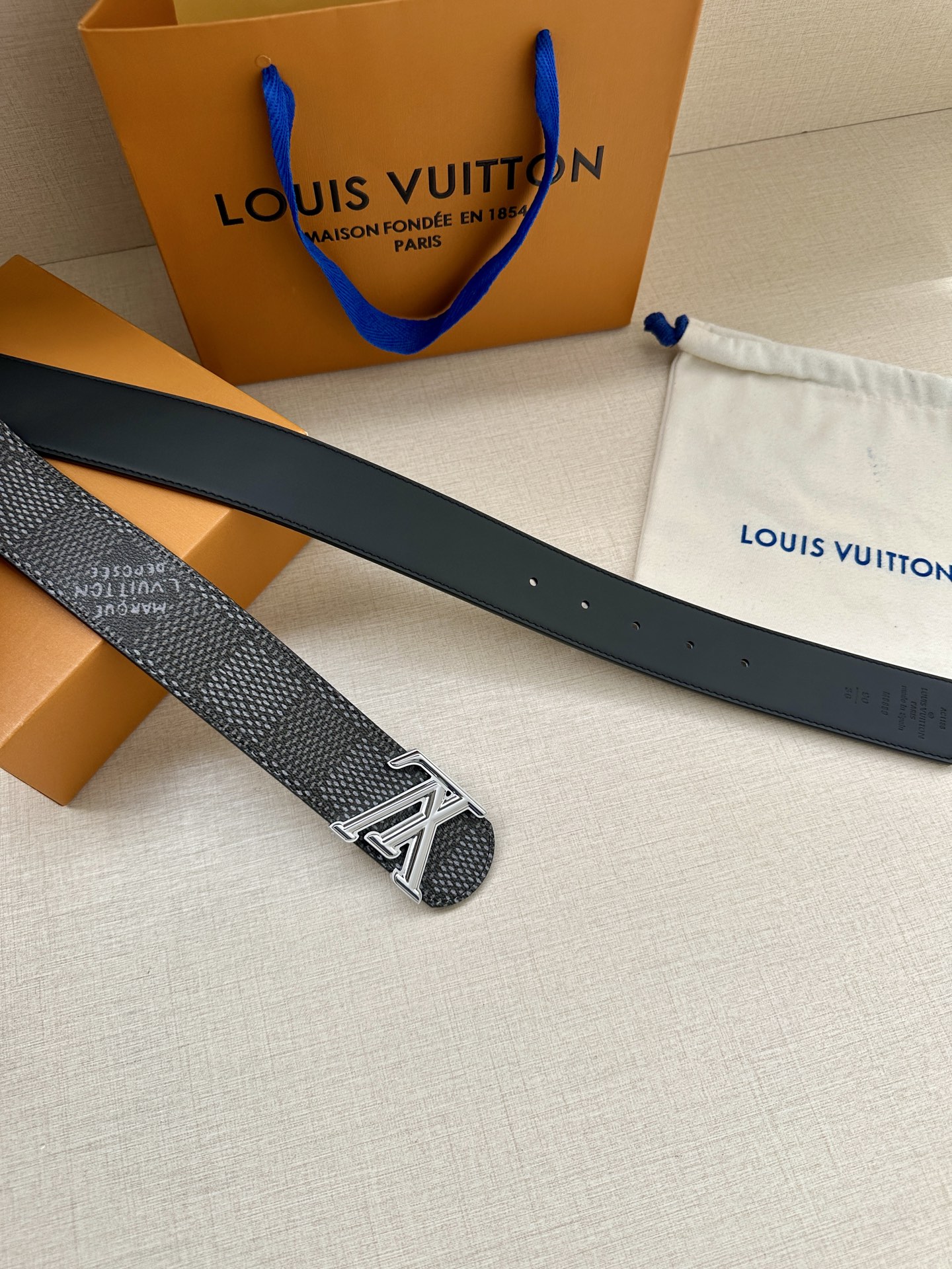 4.0宽 LV Dimension 双面腰带以含蓄格调点亮日常风尚，彰显 Pharrell Willia