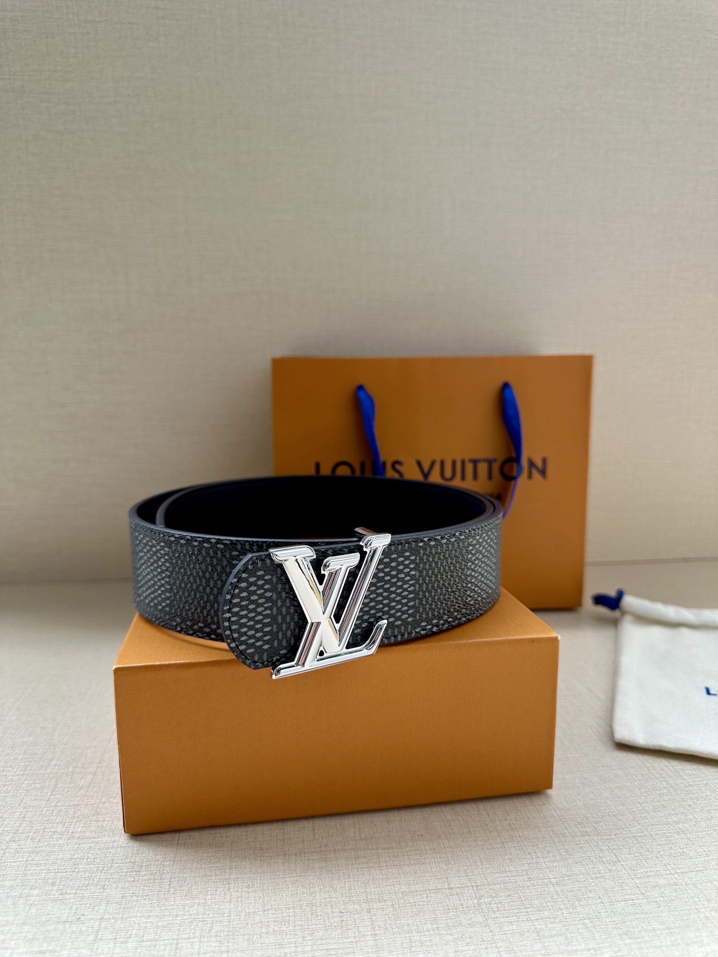 4.0宽 LV Dimension 双面腰带以含蓄格调点亮日常风尚，彰显 Pharrell Willia