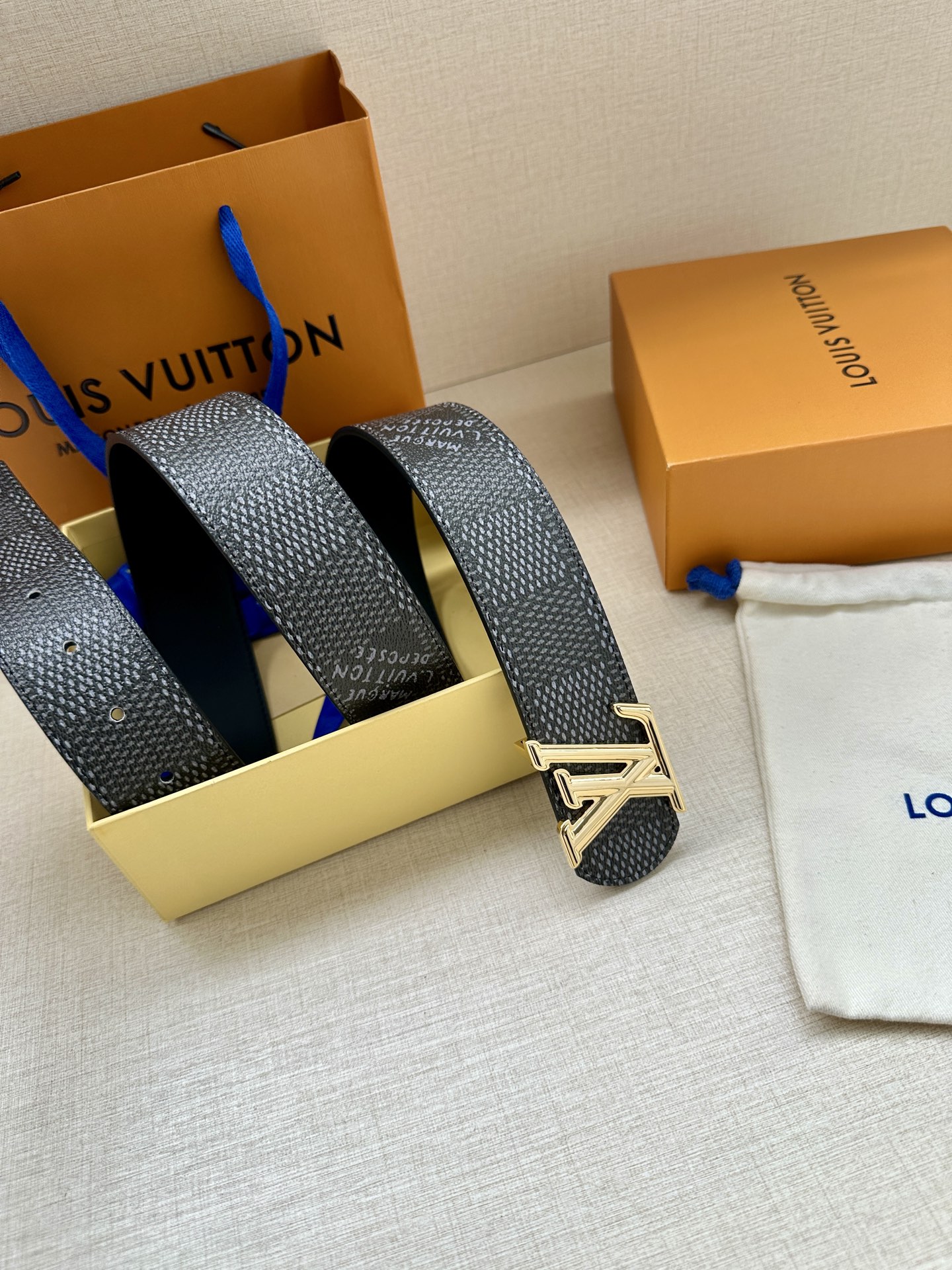 4.0宽 LV Dimension 双面腰带以含蓄格调点亮日常风尚，彰显 Pharrell Willia