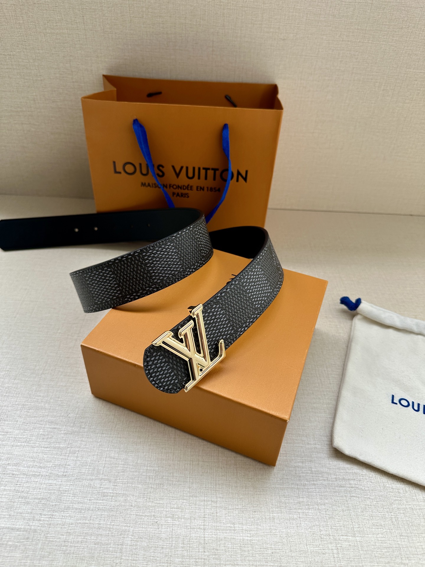 4.0宽 LV Dimension 双面腰带以含蓄格调点亮日常风尚，彰显 Pharrell Willia