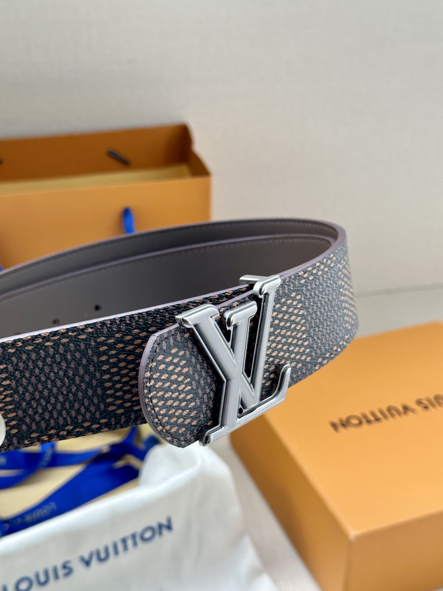 4.0宽 LV Dimension 双面腰带以含蓄格调点亮日常风尚，彰显 Pharrell Willia