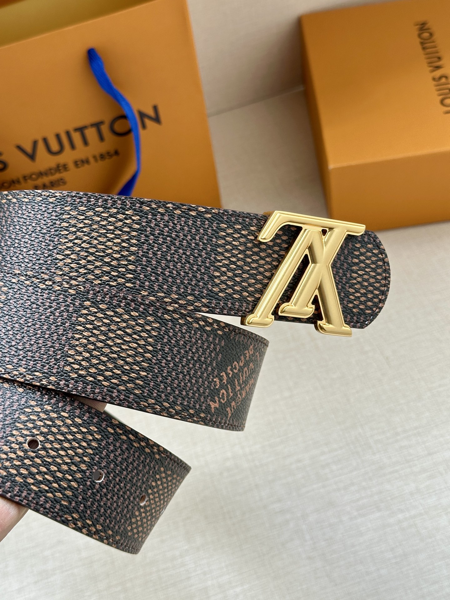 4.0宽 LV Dimension 双面腰带以含蓄格调点亮日常风尚，彰显 Pharrell Willia