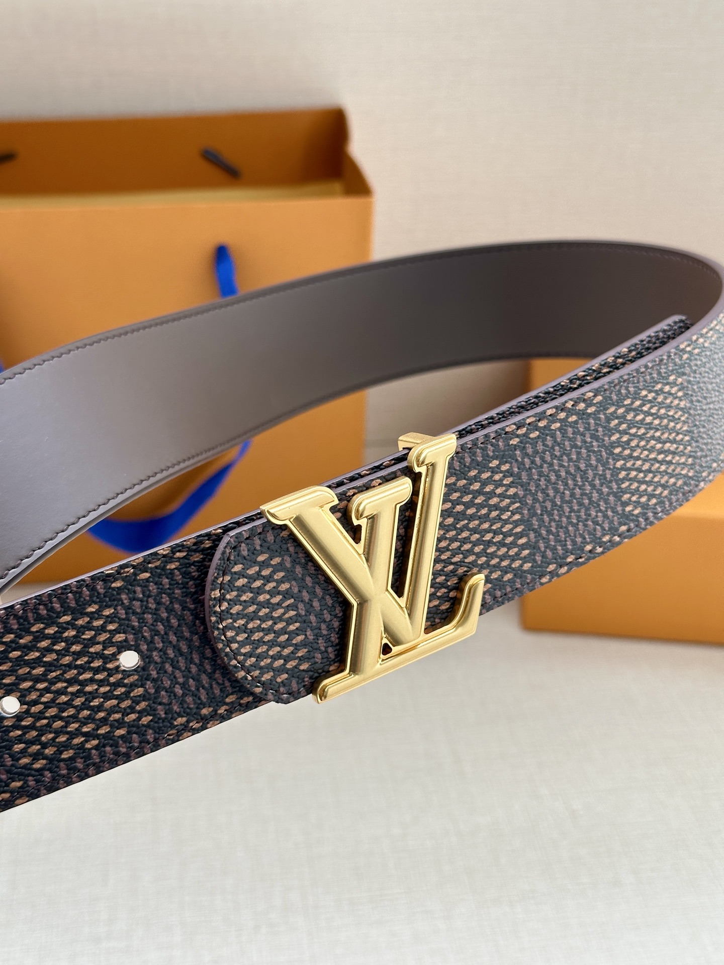 4.0宽 LV Dimension 双面腰带以含蓄格调点亮日常风尚，彰显 Pharrell Willia